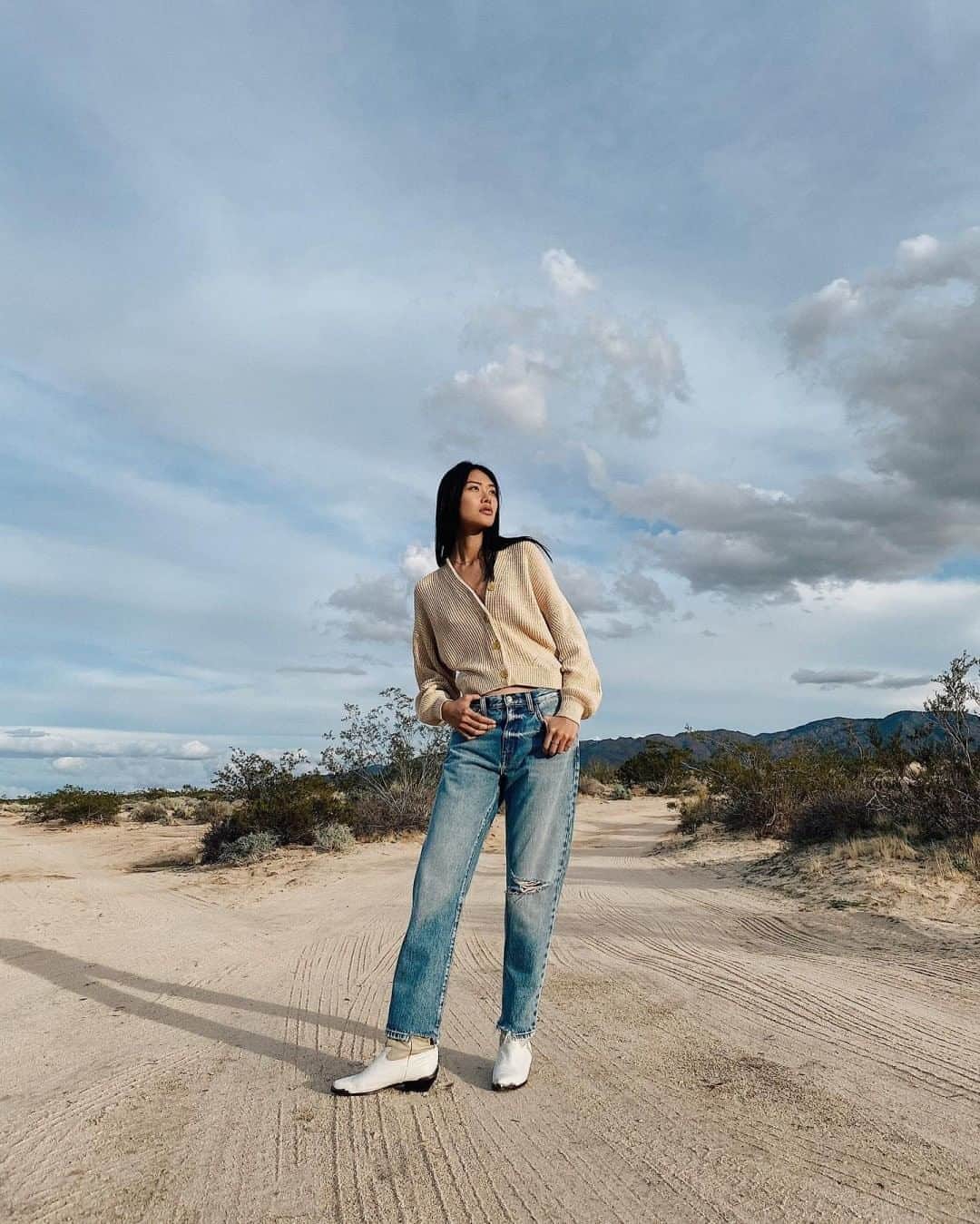カレントエリオットのインスタグラム：「welcoming a little desert distancing」