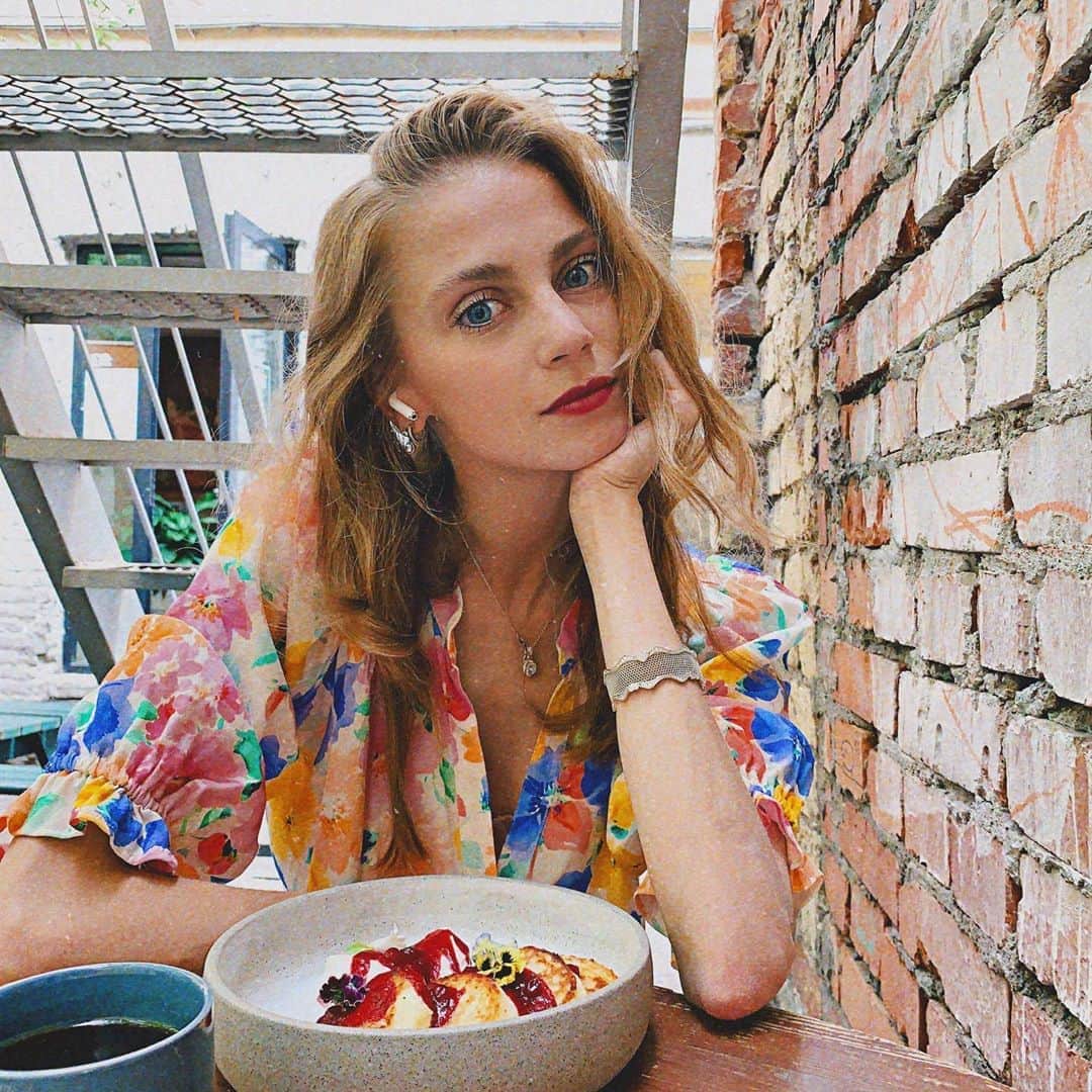 ダリア・イオノワのインスタグラム：「бывает, с утра просыпаешься и весь день ни во что не врубаешься  😅 _______________________________________  #spb #saintpetersburg #mariinsky #mariinskytheatre #mariinskyballet #mariinskydancer #vaganovastudents #ballet」