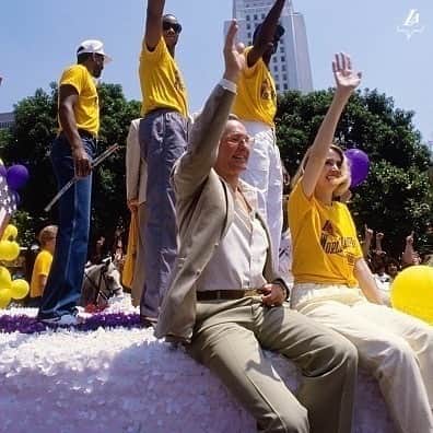 Los Angeles Lakersさんのインスタグラム写真 - (Los Angeles LakersInstagram)「Happy 93rd birthday to the legendary Bill Bertka, currently in his 46th season with the Lakers 🙌 #LakeShow」8月9日 1時28分 - lakers
