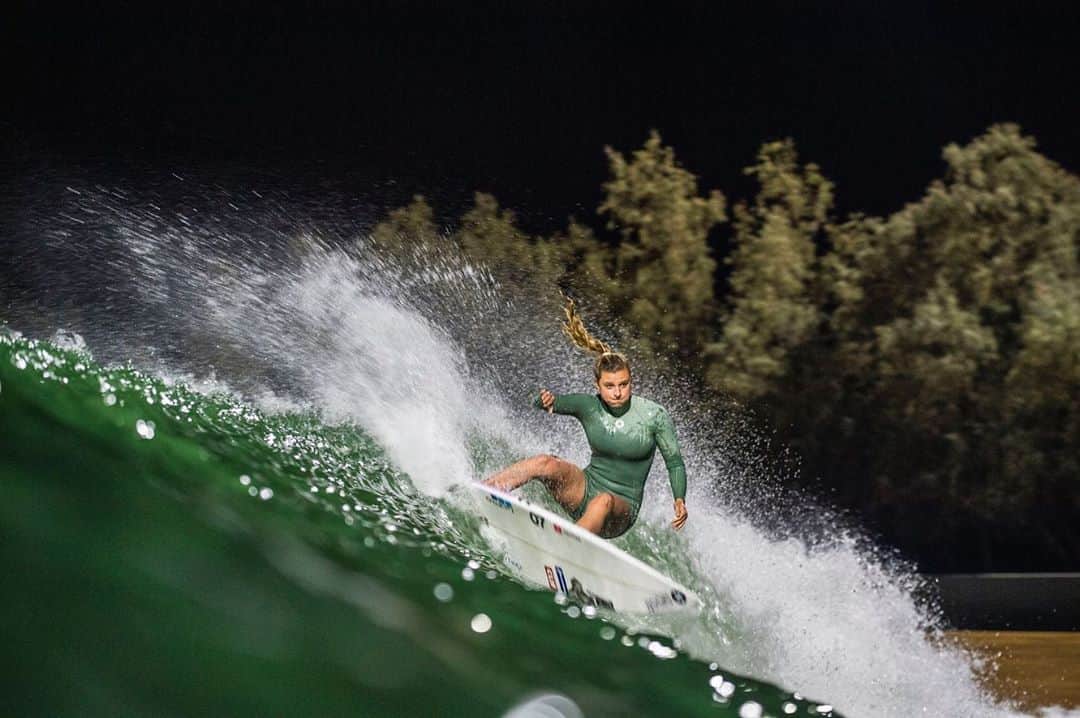 レイキー・ピーターソンのインスタグラム：「10PM night surf warm up at the Ranch. Excited for Rumble At The Ranch to kick off tomorrow. What team do you think is going to home the win?? @wsl  Photo- @badboyryry_」
