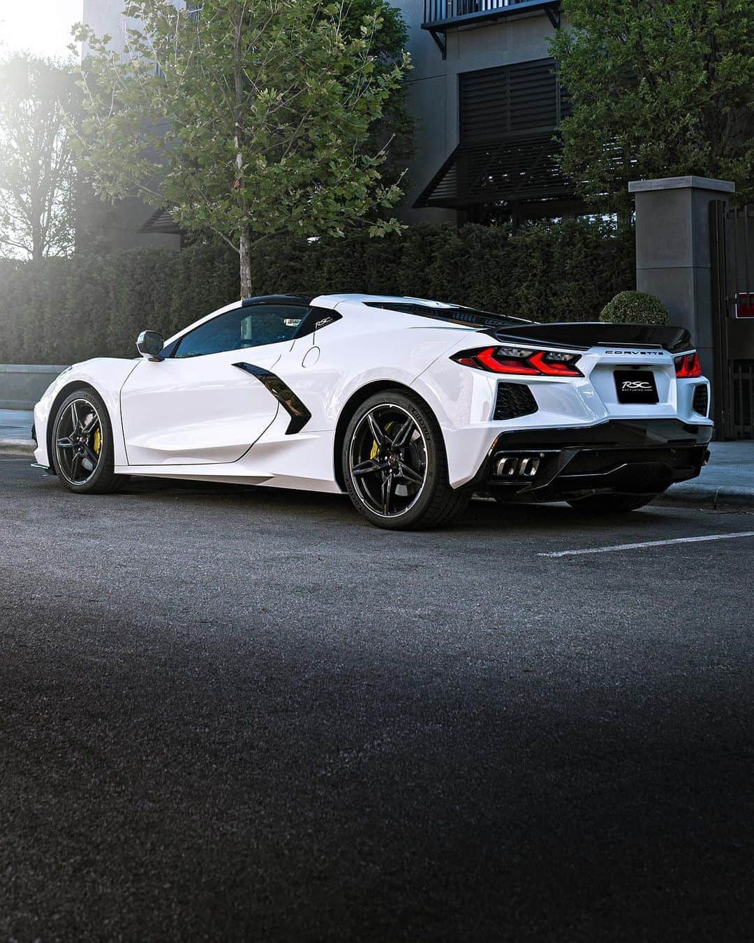 CarsWithoutLimitsさんのインスタグラム写真 - (CarsWithoutLimitsInstagram)「Improving on perfection isn’t easy, but we like a challenge! Introducing the C8 Corvette carbon fiber aero kit by @rsctuning ⚙️😤 — ✔️ Carbon Fiber Side Skirts ✔️ Carbon Fiber Front Splitter ✔️ Carbon Fiber Real Spoiler  #carswithoutlimits #corvette #c8」8月9日 1時51分 - carswithoutlimits