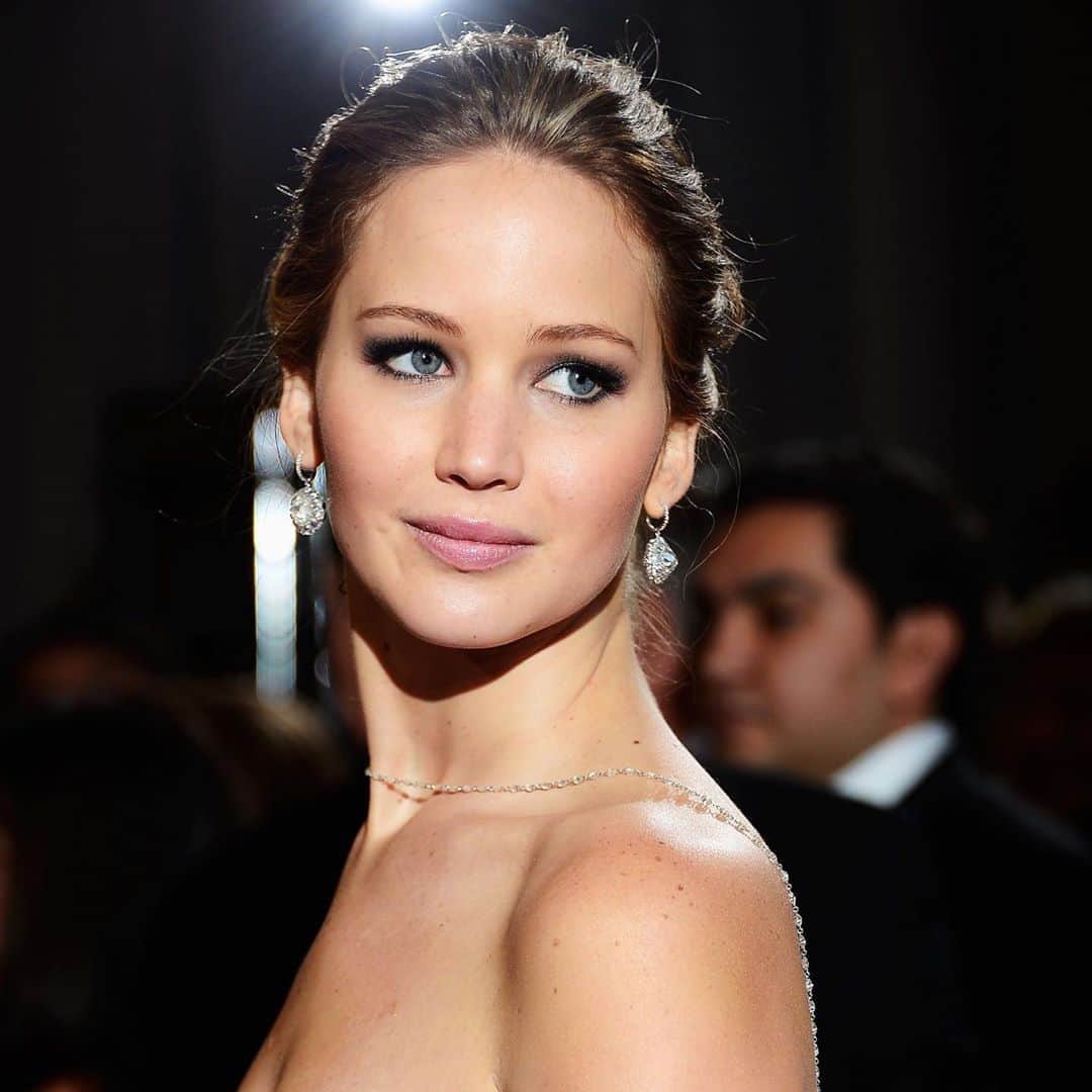 E! Onlineさんのインスタグラム写真 - (E! OnlineInstagram)「Jennifer Lawrence's NYC penthouse just sold for $9.9 million, and we're just going to go ahead and say it: the dining room might be the most beautiful thing we've ever seen. See the head-turning photos at the link in our bio. (📷: Getty Images)」8月9日 2時00分 - enews
