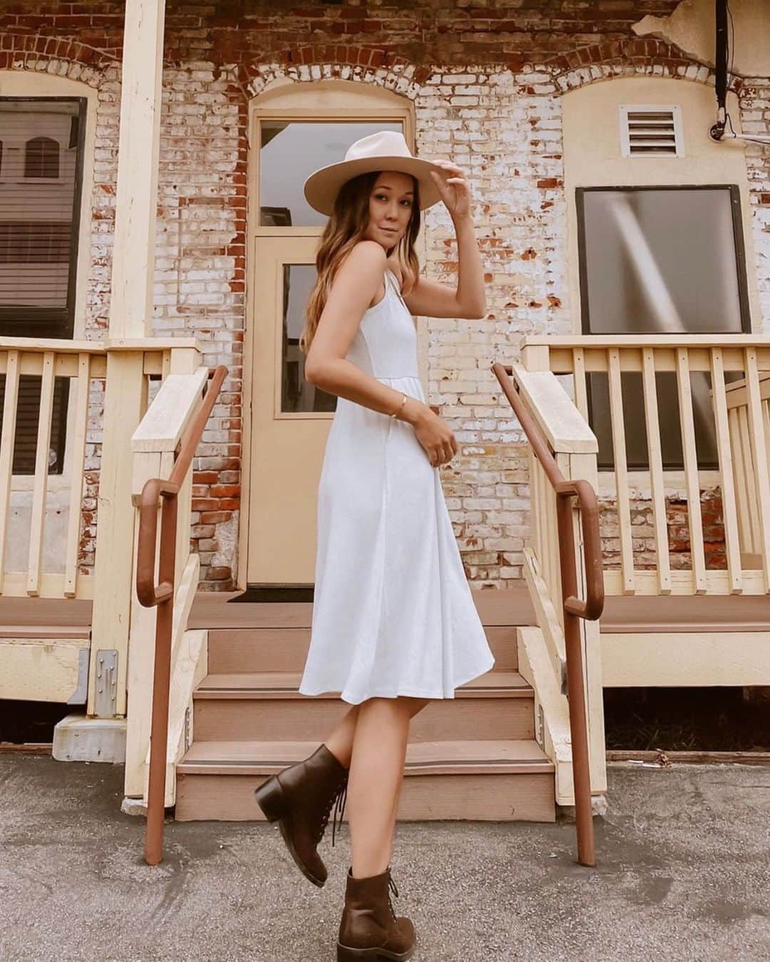 チェイサーのインスタグラム：「twirling into the weekend with this cute dress🤍 + it has pockets!!! @jen.griswold #chaserbrand #mididress #weekendmood #dresswithpockets」