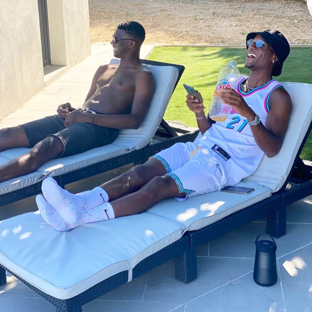 ブナ・サールさんのインスタグラム写真 - (ブナ・サールInstagram)「Just chilling ☀️😁 Love You Cuz’ 💉🤞🏾❤️」8月9日 2時02分 - bounasarr