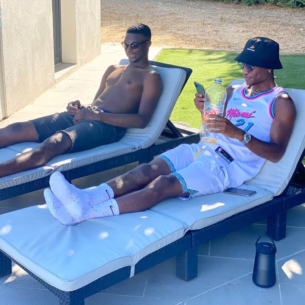 ブナ・サールのインスタグラム：「Just chilling ☀️😁 Love You Cuz’ 💉🤞🏾❤️」