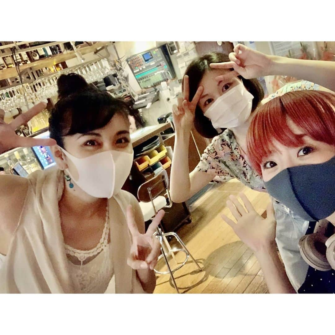 栗山絵美さんのインスタグラム写真 - (栗山絵美Instagram)「中目黒 楽屋さんにてKozue Trio Summer Live♪終演！ 沢山の方が配信でも参加して下さり、感謝しています。 2月ぶりの人前での本番。それはそれは凄い緊張感だった！！！！ お客様の温かい拍手に救われました。 隣でニコニコと一緒に歌ってくれたみゆちゃんにも感謝を。 そして、妥協を許さない我が妹 梢ちゃん、優しく包み込むドラムのあきらさん、チャレンジャーベースの昌太くん！久しぶりに生で音楽を浴びて、身体が喜んでます。ありがとうございました！  そして、なんと同じ日に楽屋さんで、小此木まりちゃんがお昼LIVEをしていて！久々の再会！身長差！会えて嬉しかったなぁ。  今夜のライブは、配信アーカイブにて、14日までご覧頂けます！プロフィールのurlから観られますので、是非！聴いて貰えたら嬉しいです、 参加して下さった皆様、 本当にありがとうございました。  #Kozue(Pf・Comp) #帆足 昌太(Bs) #佐々木 章(Ds) #彩橋みゆ(Vo) #栗山絵美(Vo)」8月9日 1時56分 - jumboebig