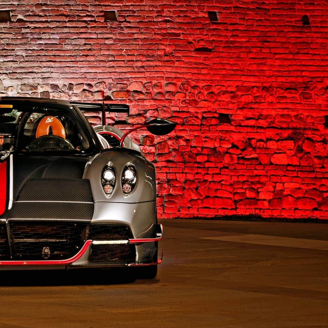 パガーニ・アウトモビリのインスタグラム：「Made in the Motor Valley.⠀ ⠀ #pagani #huayra #roadsterbc」