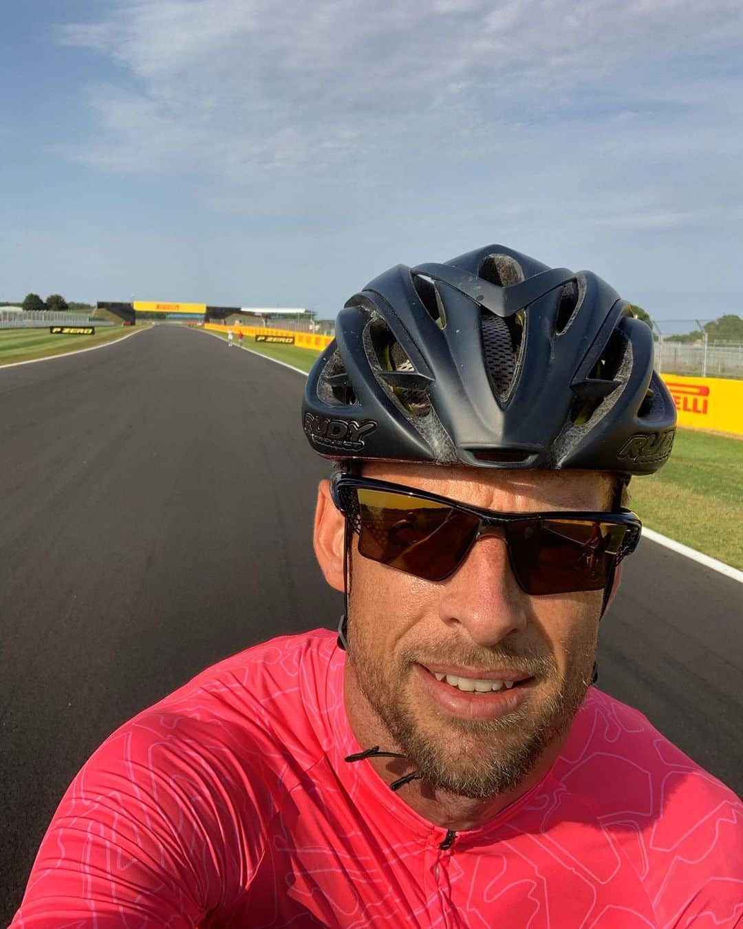 ジェンソン・バトンさんのインスタグラム写真 - (ジェンソン・バトンInstagram)「Nice spin around Silverstone circuit with the boys in my @leger.la Circuit edition cycle kit 👌🏽#pink #JB22」8月9日 2時12分 - jensonbutton