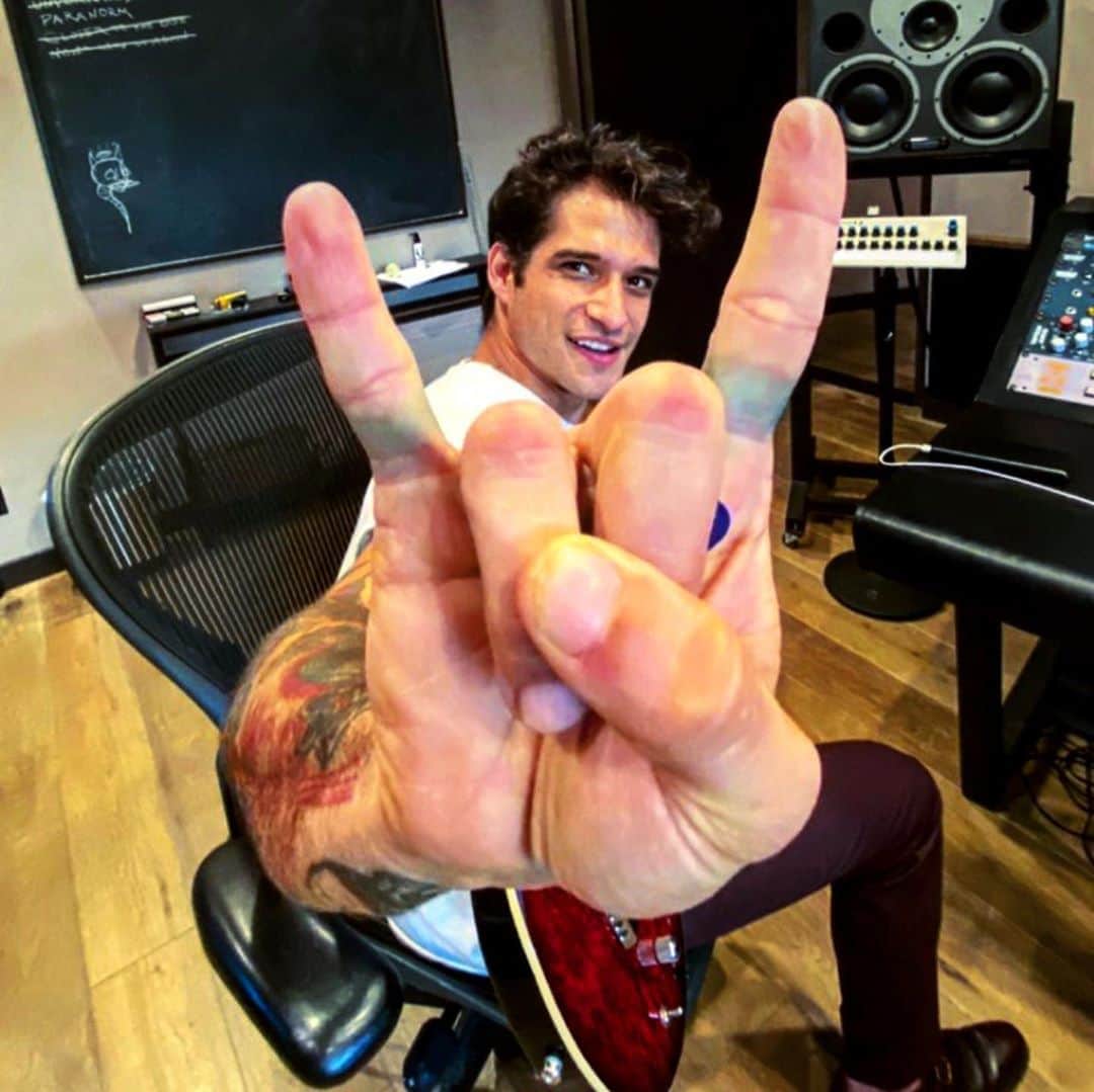 タイラー・ポジーのインスタグラム：「Bought rings and a watch 4 years ago and I hated them. Found them while cleaning my house. And I love them now. Welcome to the new me, you can call me tony g. G stands for green because my fingers are turning green. I think I’m the hulk」