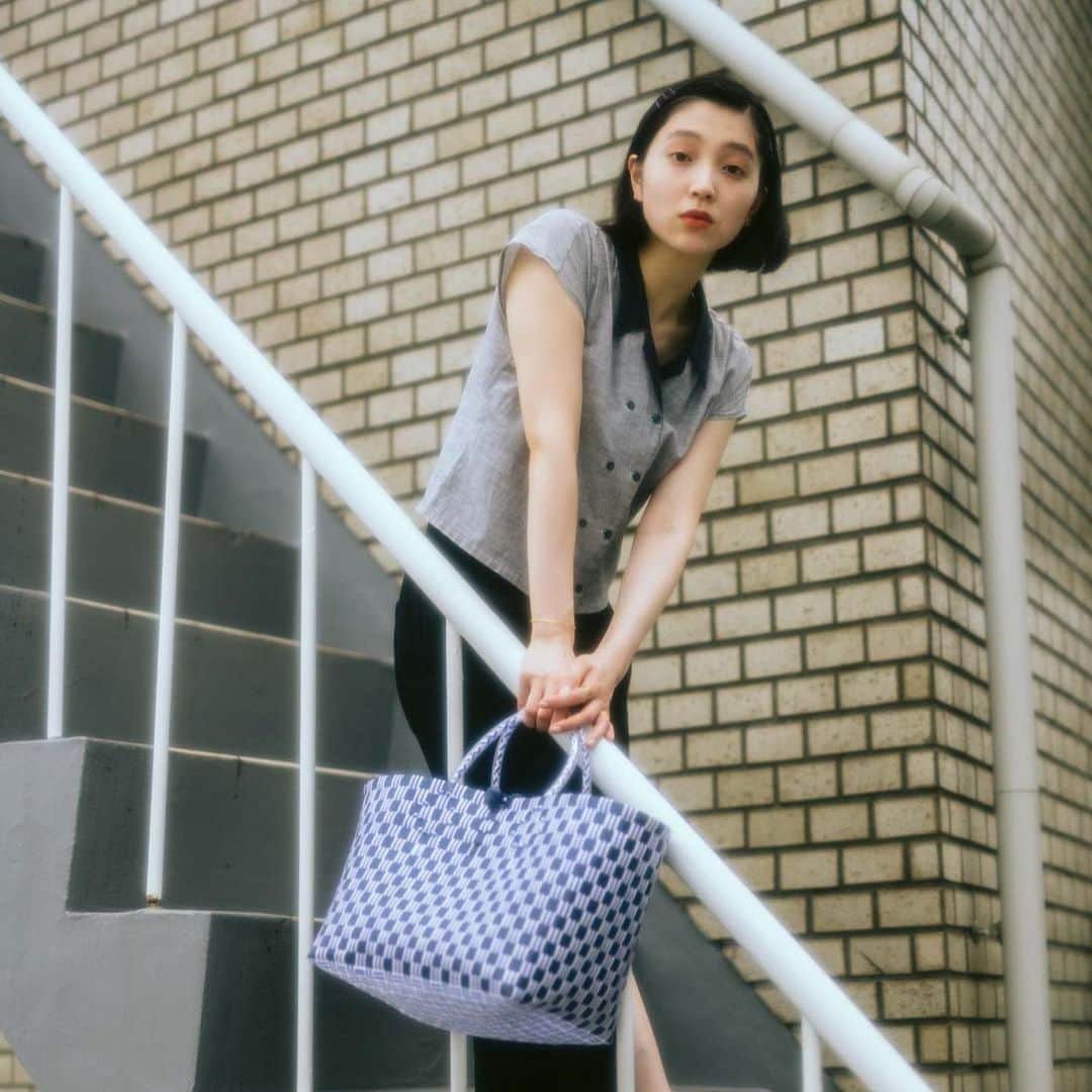Fashion Headlineのインスタグラム：「おしゃれな人はどんなエコバックを使っているの? 気になる! と言うことで、早速パパラッチ📸  モデル・小谷実由さんのエコバッグコーデをFASHION HEADLINE【アプリ限定】で公開中👀✨  アプリをDLしていない人は、今すぐ @fashionheadlinejpn ウェブサイトトップをチェック🤳🏻」