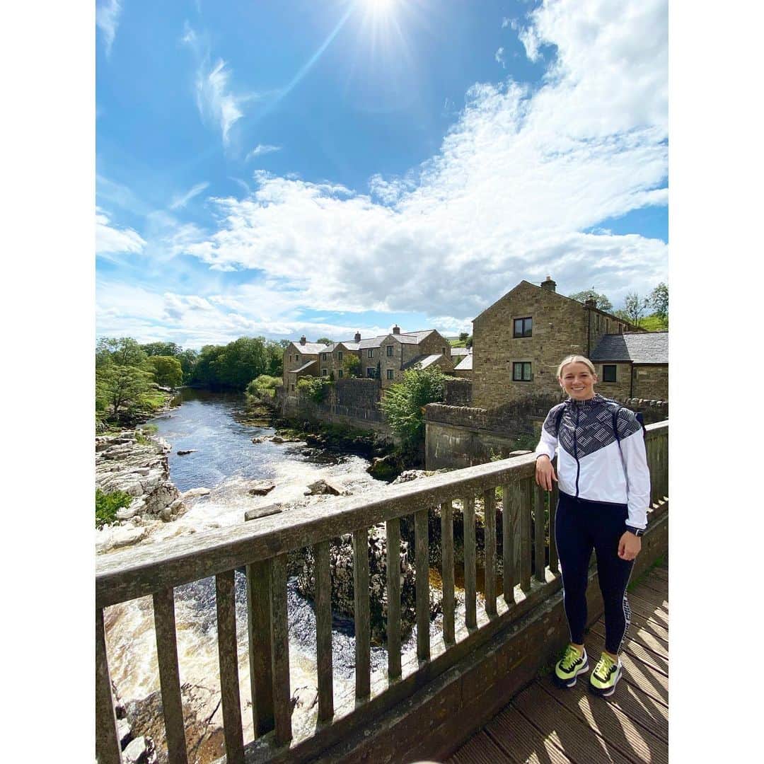 ジェンマ・ボナーのインスタグラム：「🔚 of having a life at weekends .. it was weird but wonderful .. 🤟🏼」