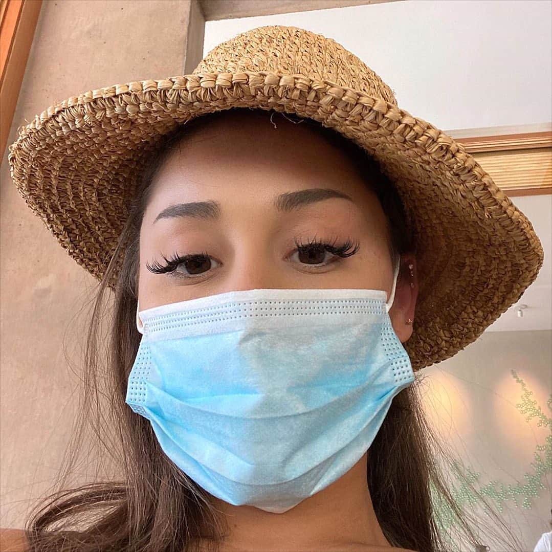 WHO WHAT WEARさんのインスタグラム写真 - (WHO WHAT WEARInstagram)「A little weekend reminder from Ari. 👋 #wearamask photo: @arianagrande」8月9日 2時49分 - whowhatwear