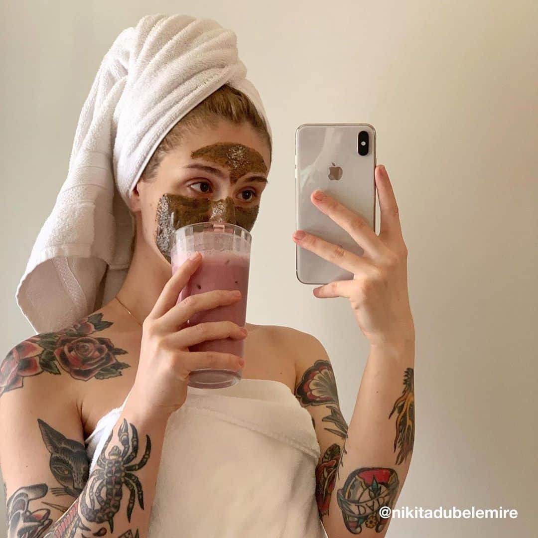 LUSH Cosmeticsさんのインスタグラム写真 - (LUSH CosmeticsInstagram)「We are just three days away from #NationalFaceMaskDay! Don't forget to join the celebration by posting a selfie with your favorite face mask (cloth masks count!) and answering the call "I wear my mask because ________". Tag us @lushcosmetics and use the hashtag #NationalFaceMaskDay for the chance to win a $500 USD Lush gift card, plus a one-on-one private virtual consultation with our brand and product expert Erica Vega.⁠⠀ ⁠⠀ Get your favorite face mask online or pick it up in-store to join #NationalFaceMaskDay by clicking our link in bio 😊⁠⠀ ⁠⠀ Note: This contest is only applicable to residents of Canada & the US, excluding Quebec, Puerto Rico, Virgin Islands and Guam.⁠ Contest starts July 27th, and we will accept photo entries until August 11th. Winner will be selected at random and messaged via the Lush Cosmetics North America Instagram account on August 12th. This contest is not affiliated with Instagram.⁠⠀ ⁠⠀ #lushcommunity #lushfacemasks #lushie #lushlove #lushcosmetics #lushlife #facemask #facemaskselfie」8月9日 2時57分 - lushcosmetics