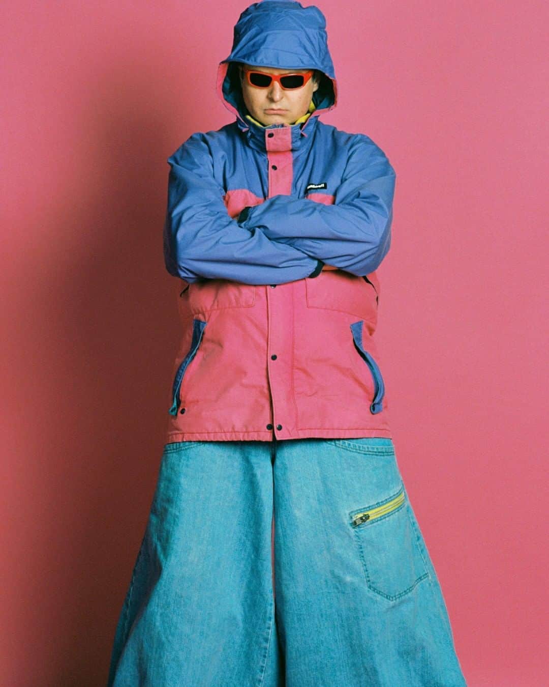 Vogue Runwayさんのインスタグラム写真 - (Vogue RunwayInstagram)「@olivertree tree might be a real stuntman, but as the title of his album, “Ugly Is Beautiful” suggests, the singer’s a prankster. Sonically, he likes to play with genres; visually to distort our perceptions. One element of his signature look—those super-wide,’90s flashback, JNCO jeans—lend themselves particularly well to Tree’s exaggerations. They’ve also become an obsession with one of our editors. Tap the link in bio to find out why.」8月9日 3時00分 - voguerunway