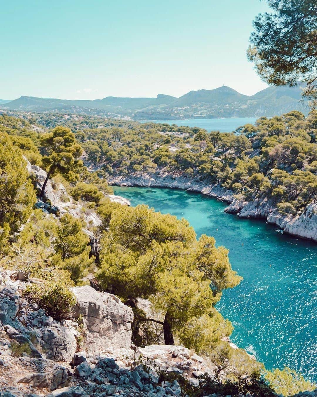 ロクシタンさんのインスタグラム写真 - (ロクシタンInstagram)「Natural beauty that takes your breath away- but really, would you expect anything less in Provence? 💙#Regram 📸@audreyeah #LOccitane #Provence #Calanques #Marseille #Cassis #Mediterranean #CotedAzur #NaturalBeauty #VisitSouthofFrance」8月9日 3時00分 - loccitane