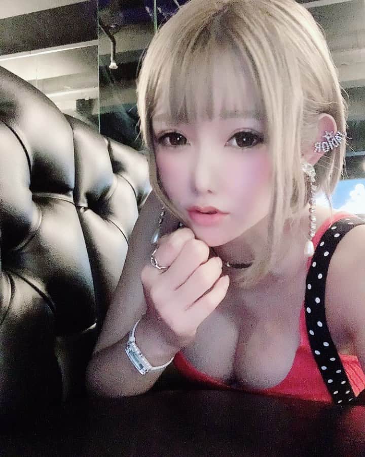 のインスタグラム：「ベリーショートカット♡ 夏っぽいことしたいなー♡  #ソファでごろごろ」
