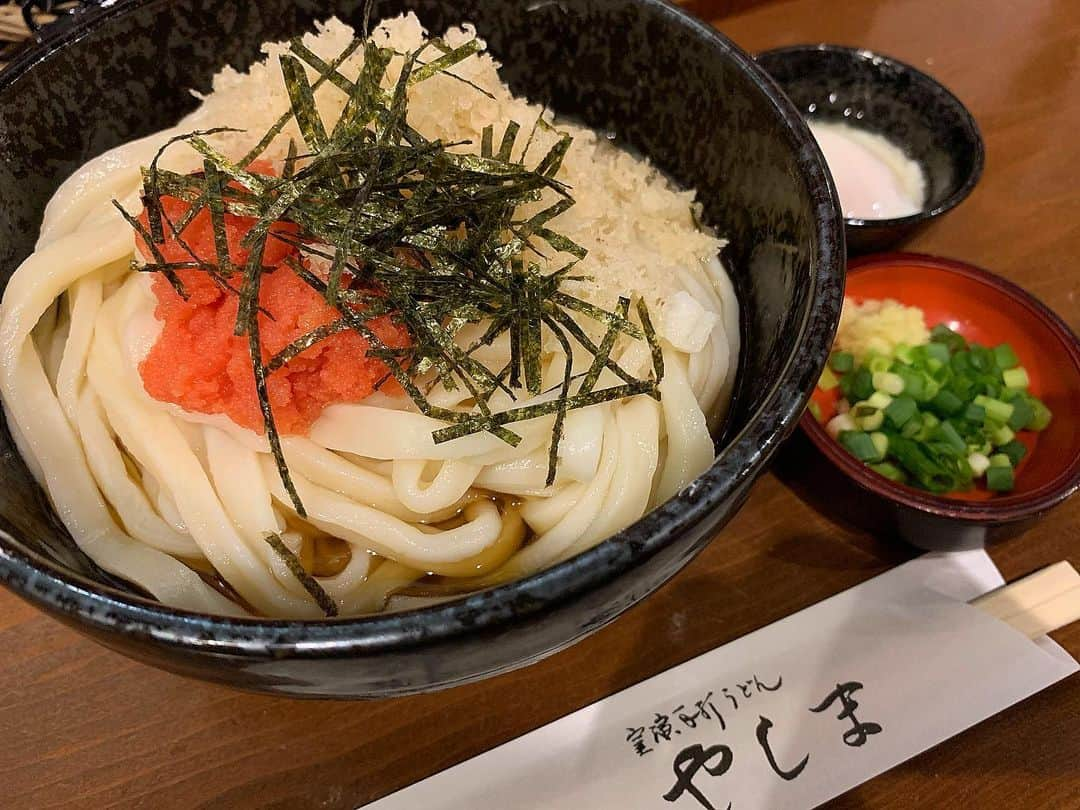 ぐんじりなのインスタグラム：「. . めちゃくちゃコシがあって 美味しいやしまの明太うどん ここがうどん界で一番好き🥬 げそ天もおすすめ！ 目の前でうどん伸ばして切って 茹でてくれるよ🥬 . #やしま　#うどん　#渋谷ランチ　#讃岐うどんみしま」