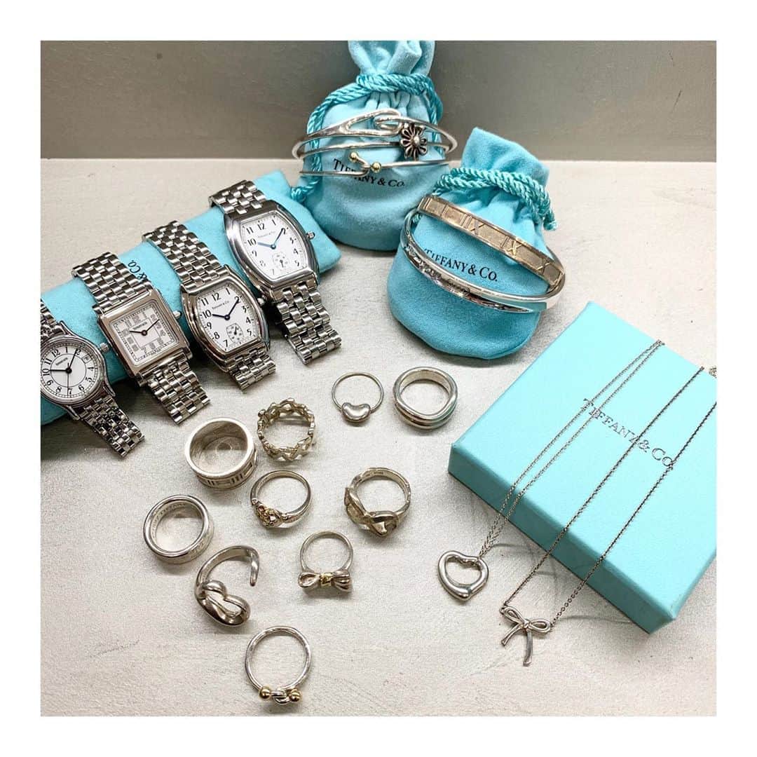 のインスタグラム：「-HIROB大阪店-﻿ ﻿ ﻿ ＼8/10まで10%OFF SALE 開催中です‼︎‼︎／﻿ ※一部除外品有﻿ ﻿ Vintage Tiffany&Co.﻿ ﻿  Tiffany&Co. Classic﻿ ¥110,000+tax﻿ ﻿ Accessory﻿ ¥12,000〜¥26,000+tax﻿ ﻿ 通信販売も対応しており、﻿ お電話でのご相談も受け付けています。﻿ 8/10まで送料は無料となりますので、﻿ ご来店が難しい方でもお気軽にお問い合わせ下さいませ。﻿ ﻿ ルクア大阪店﻿ 営業時間10:30〜20:30﻿ ﻿ お問い合わせ先﻿ tel：06-6151-1258﻿ ﻿ ﻿ #hirob﻿ #hirobosaka﻿ #bawcrews﻿ #vintagewatch﻿ #vintageaccessory﻿ #vintagetiffany﻿ #tiffany﻿ #accessory﻿ #ring﻿ #bangle﻿ #necklace﻿ ﻿ #ヒロブ﻿ #ヒロブ大阪﻿ #ベイクルーズ﻿ #ヴィンテージウォッチ﻿ #ヴィンテージアクセサリー﻿ #ヴィンテージティファニー﻿ #ティファニー﻿ #アクセサリー﻿ #リング﻿ #バングル﻿ #ネックレス﻿ ﻿ ﻿ #腕時計﻿ #蒂芙尼﻿ ﻿」