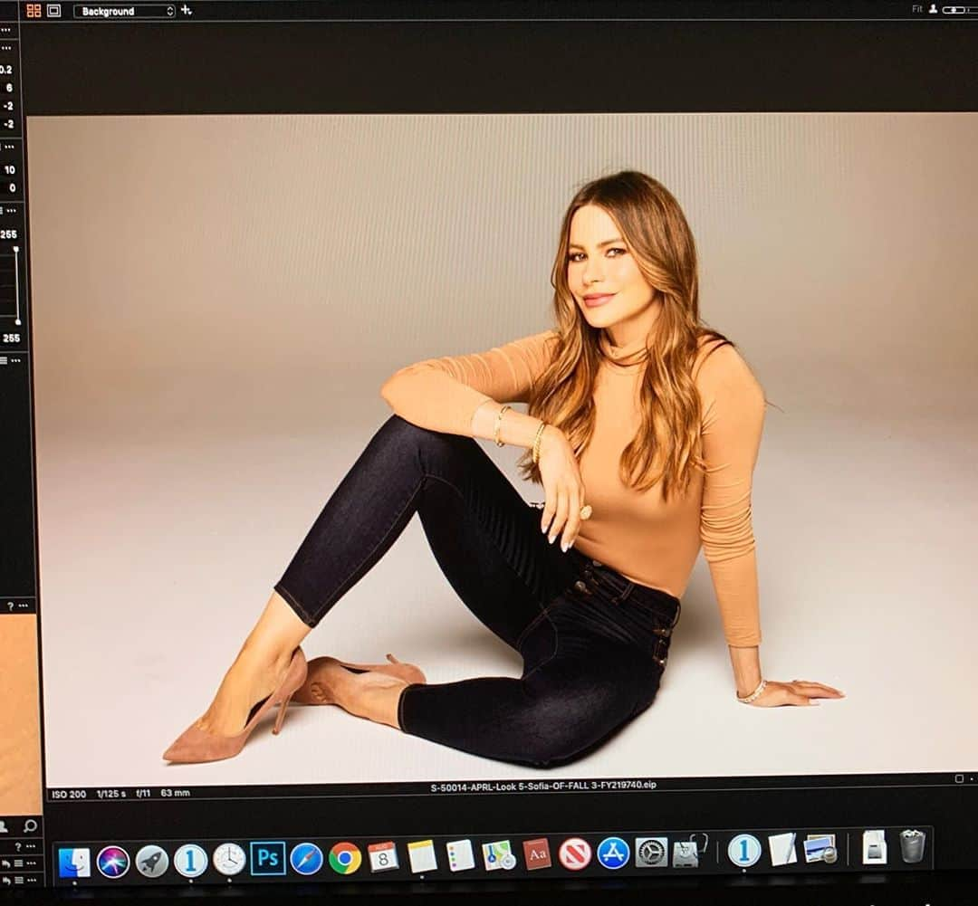 ソフィア・ベルガラさんのインスタグラム写真 - (ソフィア・ベルガラInstagram)「First photo shoot in a looong loong time!📸📸 @walmart 👖👗#gratefulformywork」8月9日 13時57分 - sofiavergara