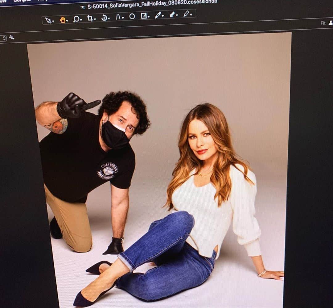 ソフィア・ベルガラさんのインスタグラム写真 - (ソフィア・ベルガラInstagram)「First photo shoot in a looong loong time!📸📸 @walmart 👖👗#gratefulformywork」8月9日 13時57分 - sofiavergara