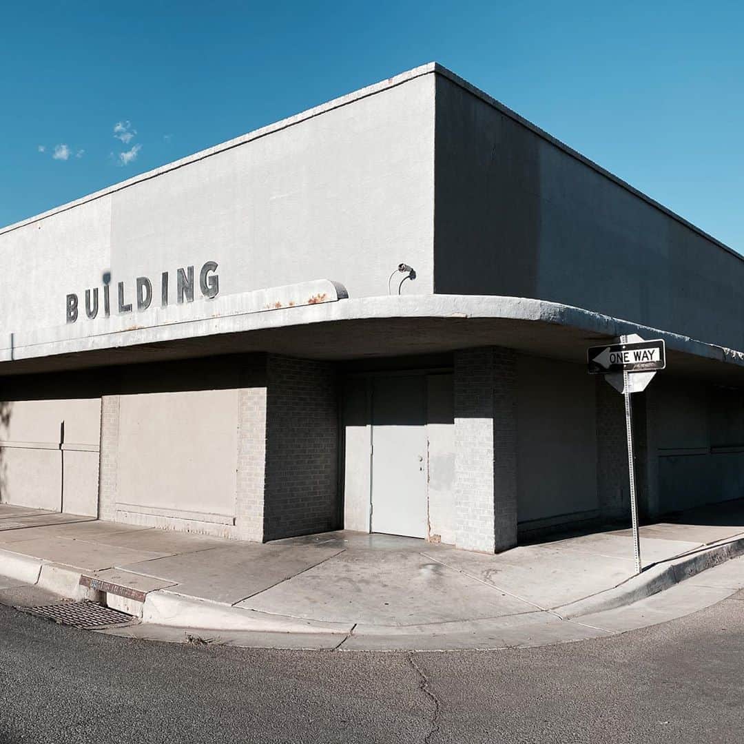 マイロ・ヴィンティミリアのインスタグラム：「Building. ABQ, NM. MV」