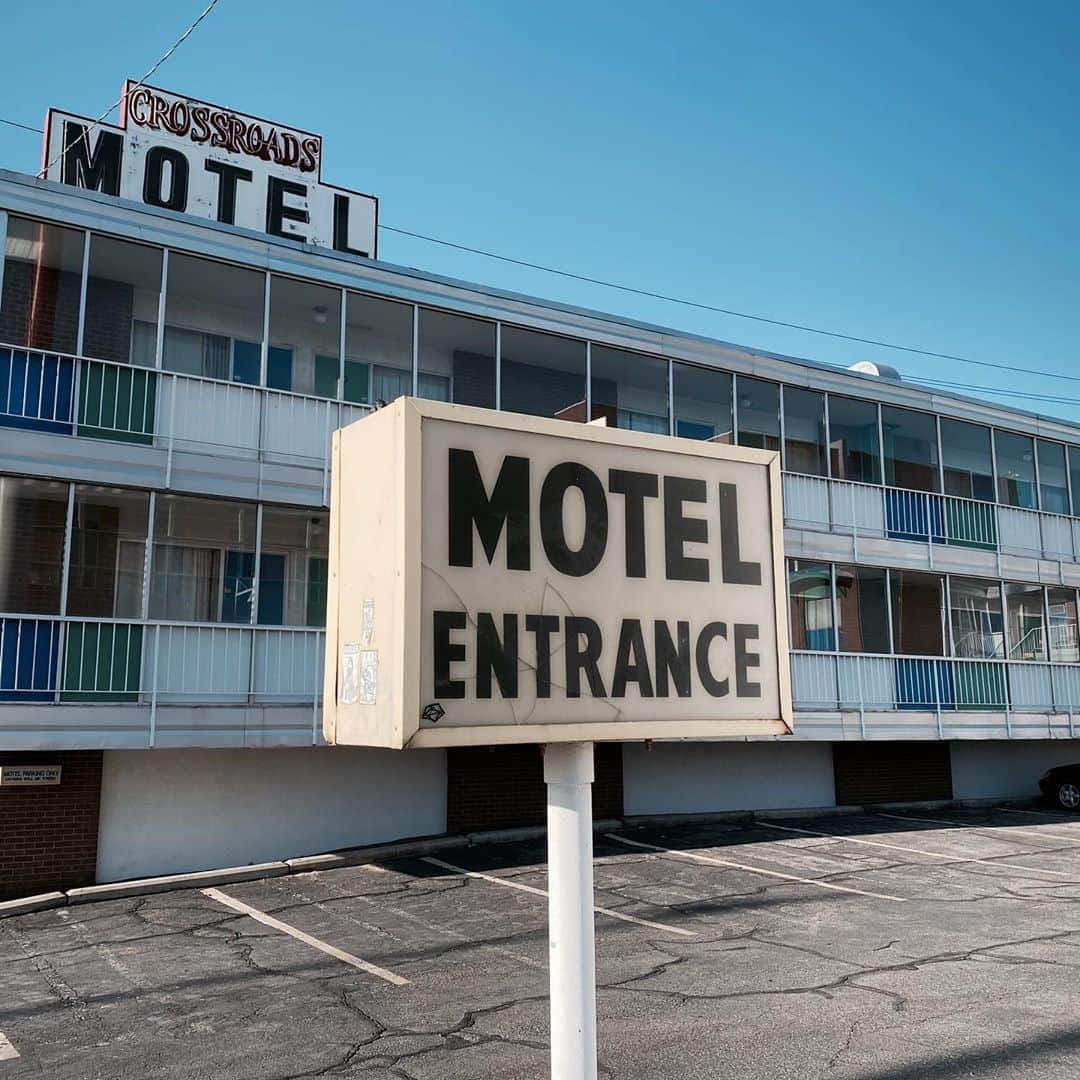 マイロ・ヴィンティミリアのインスタグラム：「Motel Entrance. ABQ, NM. MV」