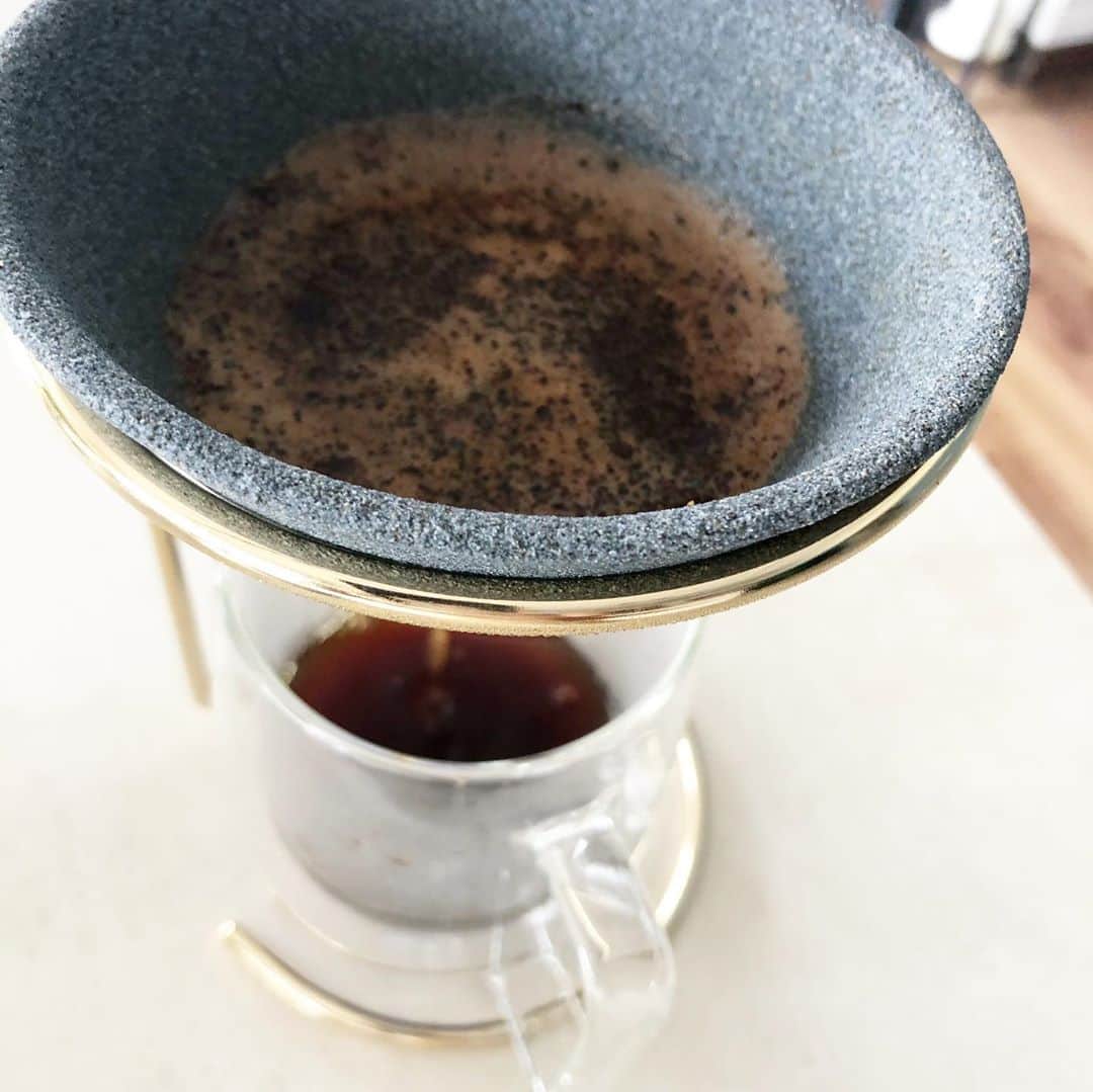 秋定麻紀子さんのインスタグラム写真 - (秋定麻紀子Instagram)「最近のお気に入りのコーヒーアイテムたち。 ドリッパーとミル。  右のドリッパーは400年以上伝統ある波佐見焼。 ペーパーフィルターを使わないでこのまま使える。 そしてこのまま水で洗えば綺麗になる。 娘のお買い物で東急ハンズ行って時にじぃじが買ってくれました。(ちゃっかりw)  ミルはAmazonで。 安くてコンパクトだったので。  しかし美しい。」8月9日 12時32分 - makiakisada