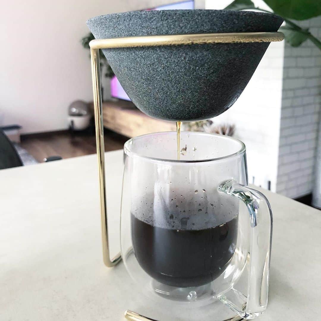 秋定麻紀子さんのインスタグラム写真 - (秋定麻紀子Instagram)「最近のお気に入りのコーヒーアイテムたち。 ドリッパーとミル。  右のドリッパーは400年以上伝統ある波佐見焼。 ペーパーフィルターを使わないでこのまま使える。 そしてこのまま水で洗えば綺麗になる。 娘のお買い物で東急ハンズ行って時にじぃじが買ってくれました。(ちゃっかりw)  ミルはAmazonで。 安くてコンパクトだったので。  しかし美しい。」8月9日 12時32分 - makiakisada