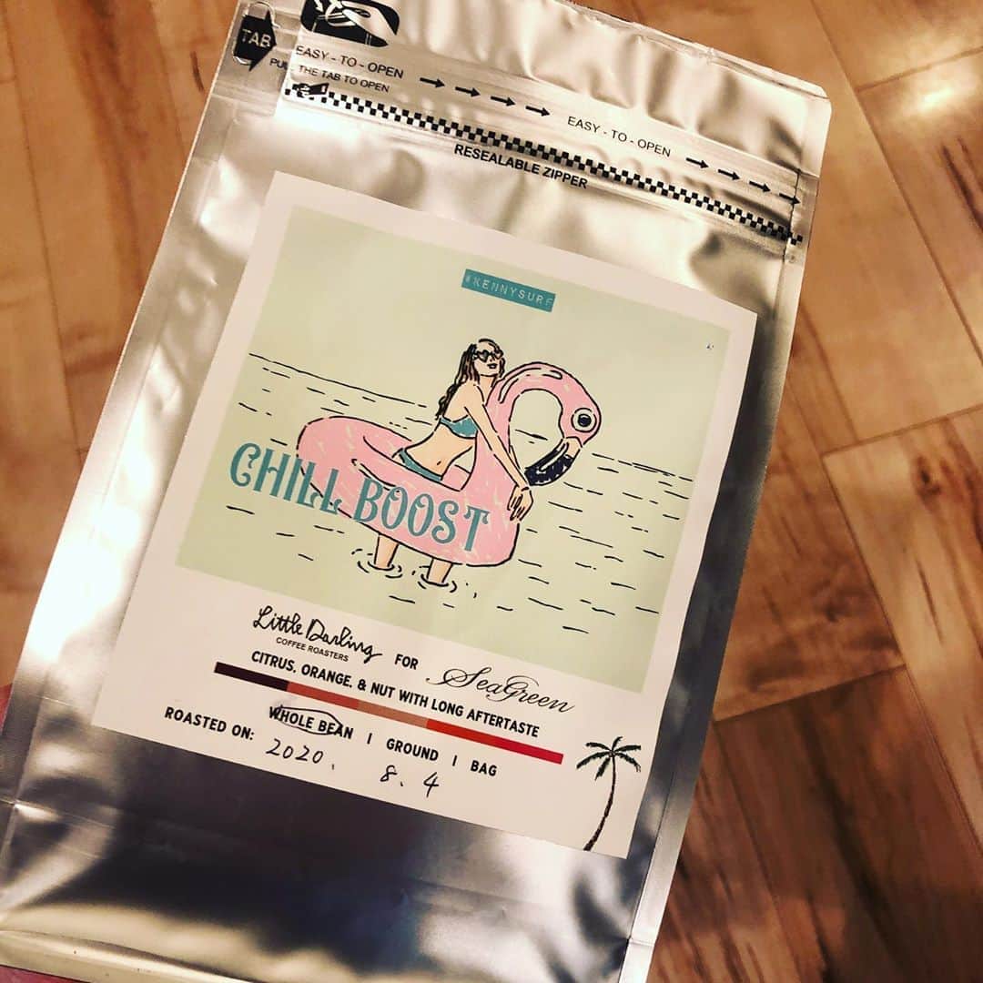 Kazuki Hamamotoのインスタグラム：「お洒落なコーヒーget〜🌴 店舗もグッズもお洒落な @littledarling_coffeeroasters  と @kenny_spicysol  @seagreen_kamakura  コラボのコーヒー豆！  時間あるときにゆっくり豆引きながらchillするのが楽しみ〜🐒  KENNY from SPiCYSOL × Little Darling Coffee Roasters × Seagreenとのトリプルコラボによって誕生したコーヒー豆【CHILL BOOST】  シトラスやブラッドオレンジのような 爽やかな果実味と香ばしいナッツのような風味が味わえる印象的なフレーバー。 バランスが良く、長い余韻を楽しめるこだわりのオリジナルブレンドです！  #littledarlingcoffeeroasters #リトルダーリンコーヒーロースターズ #青山カフェ#coffee #coffeebean #seagreen#kenny」