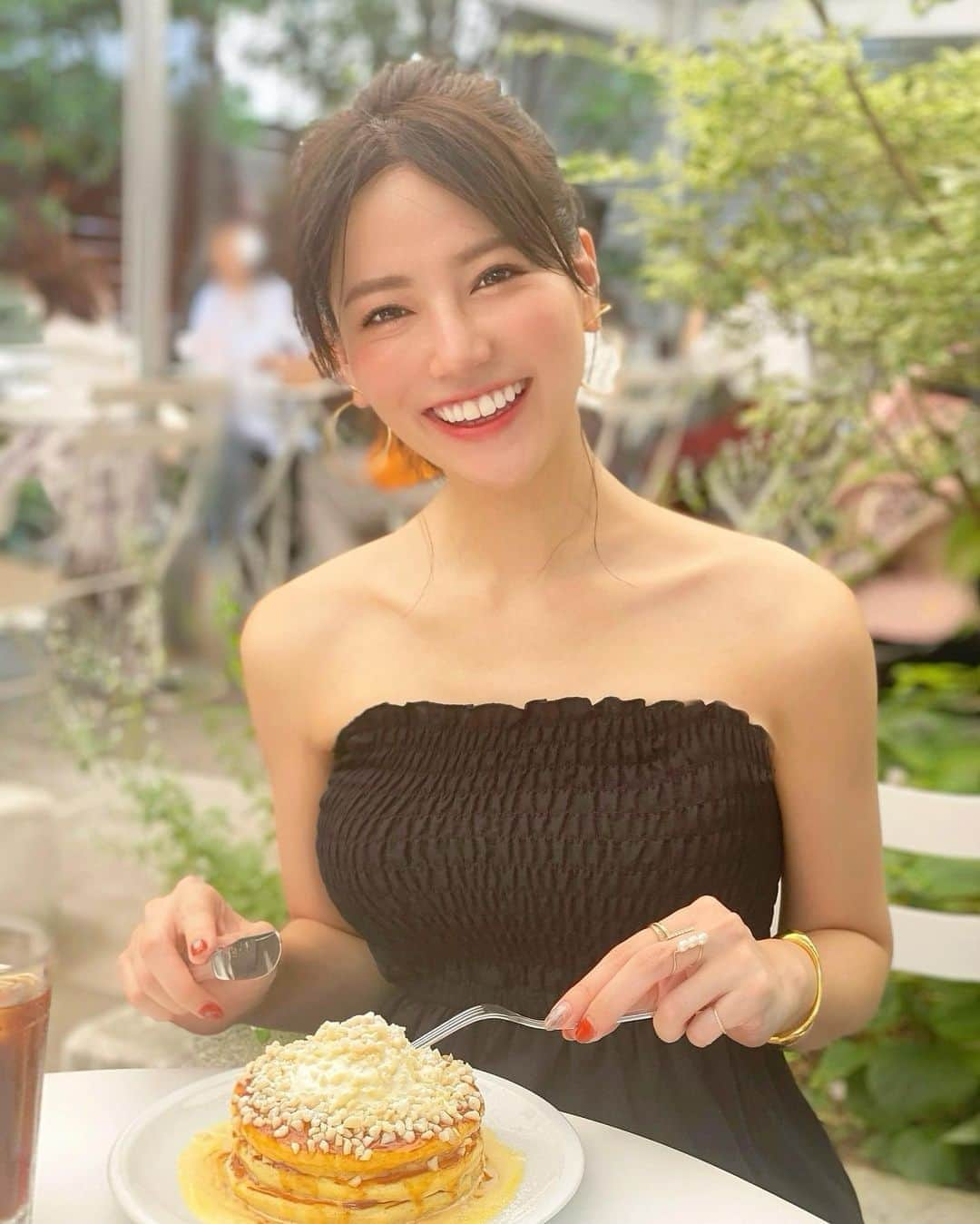 石井里奈さんのインスタグラム写真 - (石井里奈Instagram)「こんにちは😋 . 今日は里奈ログからスタート💕 大好きなcrisscrossのパンケーキ🥞❤️ . 天気が良かったのでテラスで☀️✨ 今回マカダミアナッツのパンケーキにしたのですが、まさにハワイ気分💕ハワイのブーツ&キモズにきた感じ🥞❤️笑 . ここのはナッツがしっかりしてて生地がふわふわなので食感も楽しめて美味しいのでおすすめ❤️✨ . コーデは夏らしく @stylebar_official のベアワンピをきたんだけど、 @aolall_beauty にいった後だったのでデコルテも顔もスッキリ💕 詳しくはストーリーズに載せましたが、すぐに効果がわかるのがいい🥰❣️（6枚目からみてね） . @chihiro_aolall さんの小顔矯正、必ず結果でるので顔の歪み気になる方はぜひ☺️ . 昨日ゴルフレッスンに行ったらスウィング綺麗になって嬉しかったー💕ただ筋肉痛もすごいです笑 ゴルフはやく回りたい🏌️‍♀️⛳️ 今日も素敵な一日になりますように💕 . #りなまるグルメ #パンケーキ #パンケーキ巡り #パンケーキ部 #表参道ランチ #表参道カフェ #ランチ #テラスランチ #pancakes #ハワイ #ハワイグルメ #ハワイカフェ #ブーツアンドキモズ #bootsandkimos #hawaii #ハワイ旅行 #小顔矯正 #小顔 #デコルテ #ハワイ観光 #マカダミアナッツ #スイーツ #スイーツ女子 #ゴルフ女子 #ゴルフ #golf #ゴルフウェア #ゴルフコーデ #リゾート #リゾートコーデ」8月9日 12時35分 - ri7tin1025