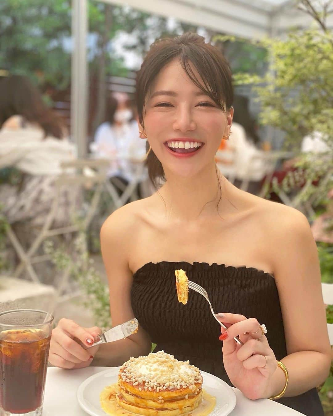 石井里奈さんのインスタグラム写真 - (石井里奈Instagram)「こんにちは😋 . 今日は里奈ログからスタート💕 大好きなcrisscrossのパンケーキ🥞❤️ . 天気が良かったのでテラスで☀️✨ 今回マカダミアナッツのパンケーキにしたのですが、まさにハワイ気分💕ハワイのブーツ&キモズにきた感じ🥞❤️笑 . ここのはナッツがしっかりしてて生地がふわふわなので食感も楽しめて美味しいのでおすすめ❤️✨ . コーデは夏らしく @stylebar_official のベアワンピをきたんだけど、 @aolall_beauty にいった後だったのでデコルテも顔もスッキリ💕 詳しくはストーリーズに載せましたが、すぐに効果がわかるのがいい🥰❣️（6枚目からみてね） . @chihiro_aolall さんの小顔矯正、必ず結果でるので顔の歪み気になる方はぜひ☺️ . 昨日ゴルフレッスンに行ったらスウィング綺麗になって嬉しかったー💕ただ筋肉痛もすごいです笑 ゴルフはやく回りたい🏌️‍♀️⛳️ 今日も素敵な一日になりますように💕 . #りなまるグルメ #パンケーキ #パンケーキ巡り #パンケーキ部 #表参道ランチ #表参道カフェ #ランチ #テラスランチ #pancakes #ハワイ #ハワイグルメ #ハワイカフェ #ブーツアンドキモズ #bootsandkimos #hawaii #ハワイ旅行 #小顔矯正 #小顔 #デコルテ #ハワイ観光 #マカダミアナッツ #スイーツ #スイーツ女子 #ゴルフ女子 #ゴルフ #golf #ゴルフウェア #ゴルフコーデ #リゾート #リゾートコーデ」8月9日 12時35分 - ri7tin1025