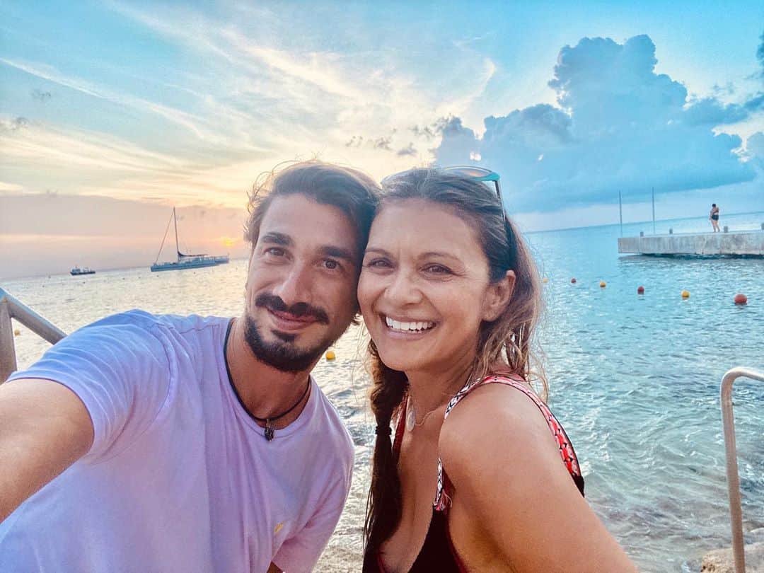 のインスタグラム：「Farewell to my magical Mystical friend Marco. Though you are flying away to another part of the world, your love remains here in Tulum with me and all the beautiful friends we have come to know. Though your voice is annoyingly loud and nasally whilst speaking so passionately in Italian to your family back home, and though you drive a moped through the mud like my grandma,  and can not cook, only bringing home bags and bags of rice, pasta and tomatoes when grocery shopping,  you are such a delightful and powerful human being devoted to the expansion of love and light in the world and In your being. I will miss our moped rides in the pouring rain, our conversations of cosmic law in the pool, your late night shenanigans and our esoteric sharings on healing relationships and all of humanity over pizza, Tecate, and you and your ciggys.   Thank you for being your beautiful, enlightened self. I am a more whole person because of you. I love you madly.  @taopatchusa #taopatch #tulum #mexico #love #beauty #friends #grateful #joy #smiles #laughs #sunset #nature #unity #wisdom #gratitude #light #life」