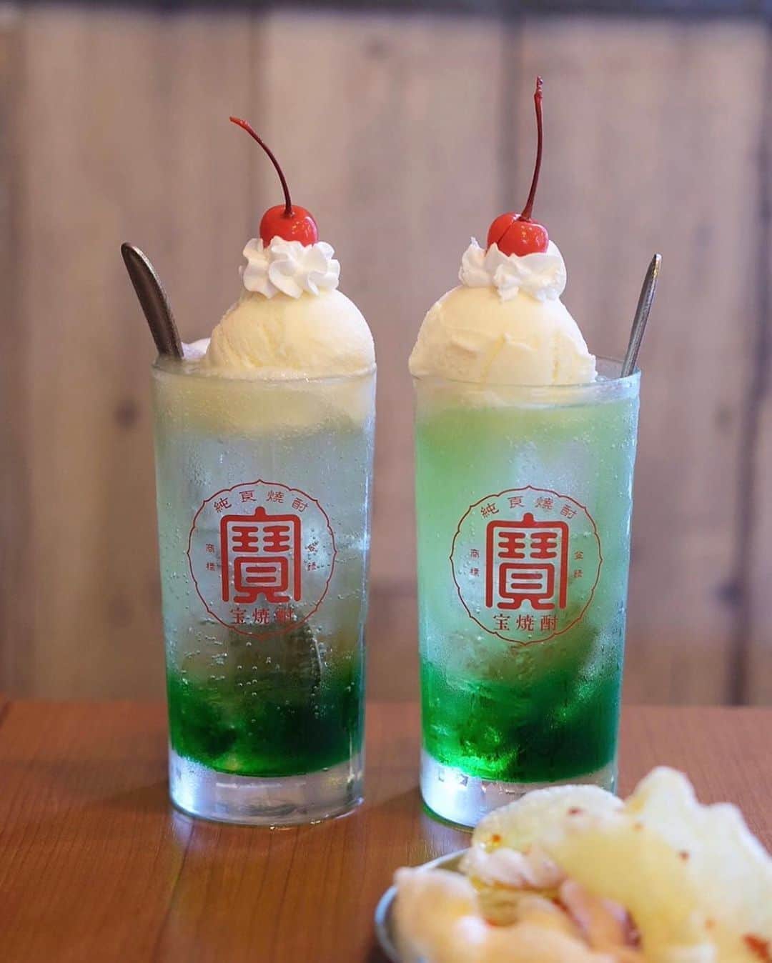 RETRIP<リトリップ>グルメのインスタグラム：「【RETRIP×大阪】 こちらは大阪にある「大衆食堂ぬ。」です。今流行りのネオ居酒屋🌈でいただくことができるのは、"メロンクリームソーダ"🍈です。こちらはアルコール入りですが、ノンアルコールでもお作りしていただけるそうですよ。 . RETRIPでは「おでかけ」に関する様々な情報を発信しています。ぜひ他のアカウントもチェックしてください！ . @retrip_nagoya_ 名古屋の話題のカフェを紹介 @retrip_osaka_ 大阪のおでかけグルメスポットを紹介 @retrip_kyoto_ 京都のおでかけスポットを紹介 @retrip_fukuoka_ 福岡のおでかけグルメスポットを紹介 @retrip_hokkaido_ 北海道のおでかけスポットを紹介 @retrip_korea_ 韓国の話題のカフェを紹介 @retrip_news 最新のおでかけ情報を紹介 @retrip_nippon 日本の絶景を紹介 @retrip_global 海外の絶景を紹介 @retrip_gourmet 全国の話題のスイーツを紹介 @retrip_dinner 全国の話題のごはんを紹介 @retrip_cafe 全国のおしゃれなカフェを紹介 . ▼RETRIP[リトリップ]のアプリは AppStore、GooglePlay「リトリップ」で検索！ プロフィールのURLからもダウンロードできます。 . photo by  @izumxx_37 . . #retrip #retrip_rh #大衆食堂ぬ #メロンソーダ #クリームソーダ #カフェ好きな人と繋がりたい #スイーツ好き #スイーツ好きな人と繋がりたい #スイーツ好きな人とつながりたい #グルメ好きな人と繋がりたい #グルメ好き #グルメ好きと繋がりたい #スイーツ部 #カフェ部」