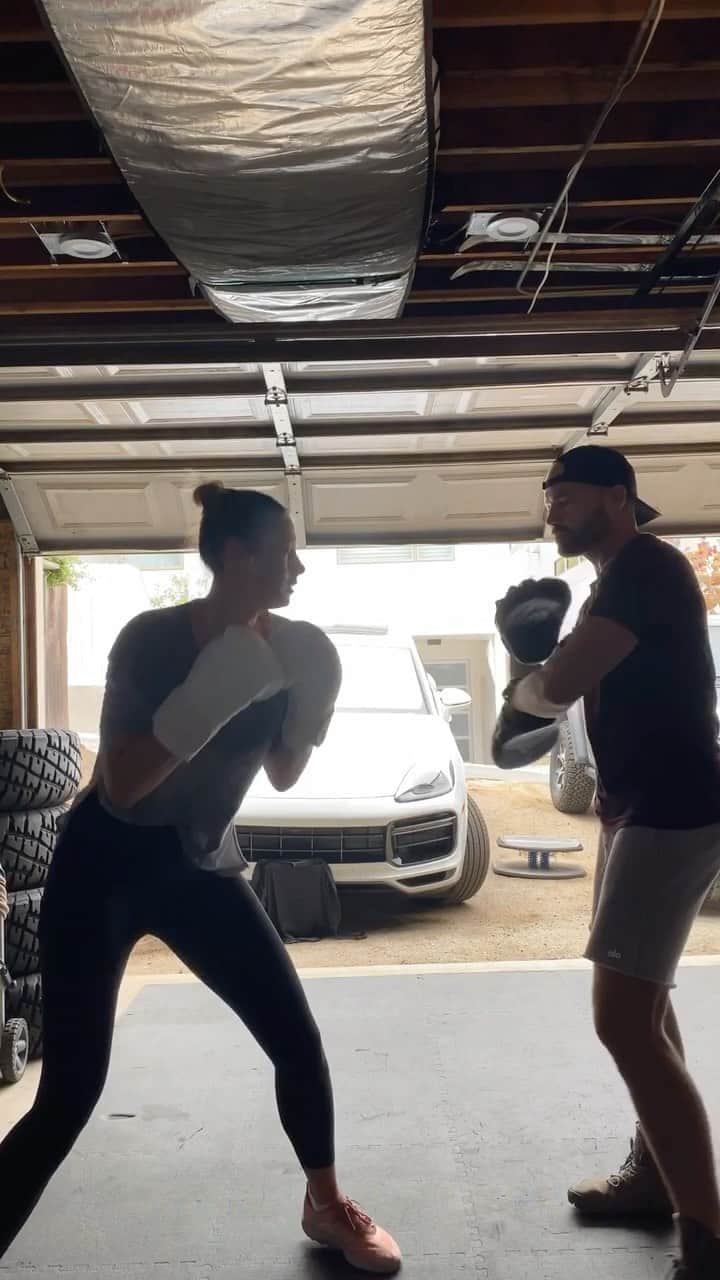 のインスタグラム：「My first ever REEL. 😉 Definitely not the last as I need way more practice 🥊 #DoNutStop #FitAndLit」