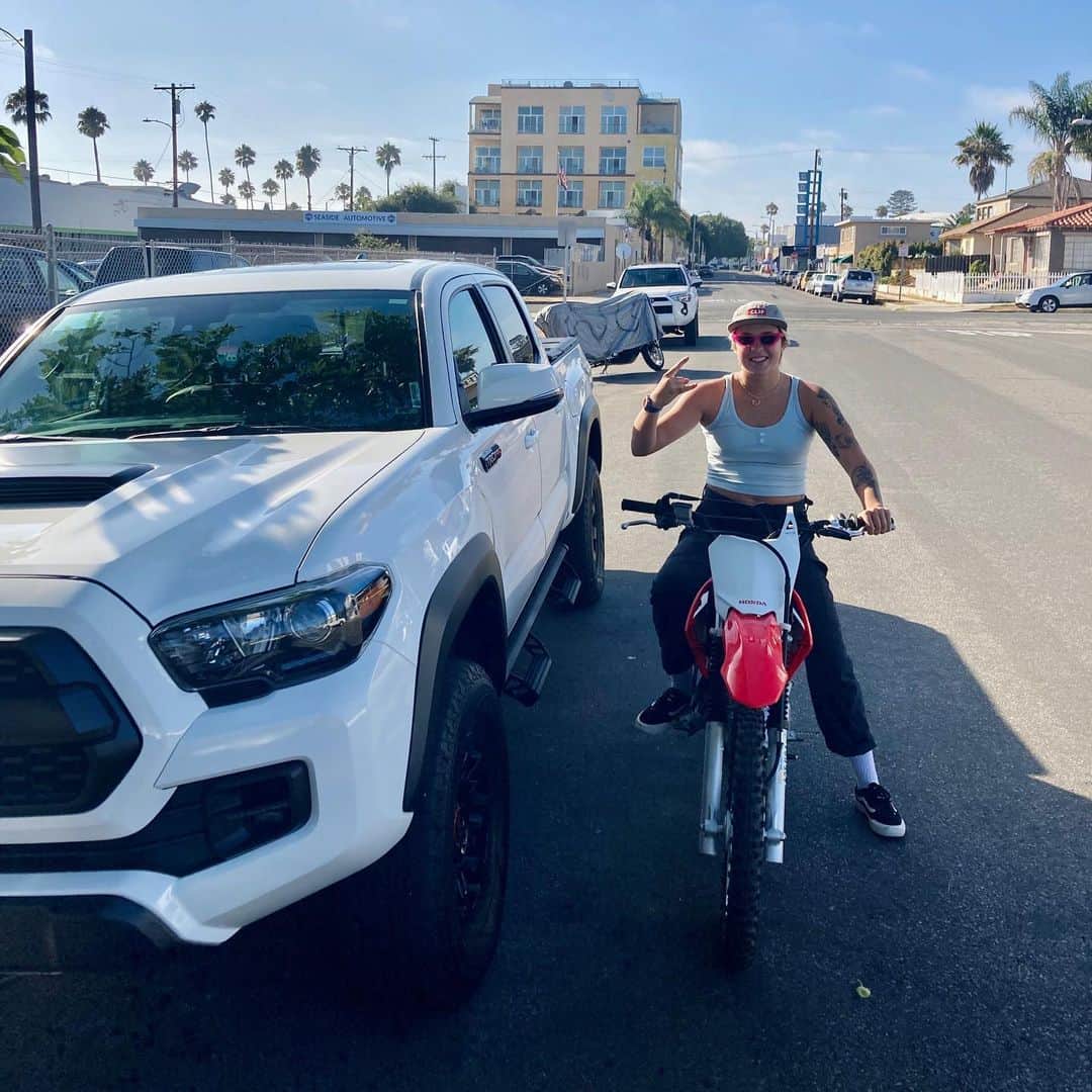ジョーディン・バラットのインスタグラム：「🆕🆕 toy!!! so stoked to go ride 🤘🏼 #dirtbike #crf125f」