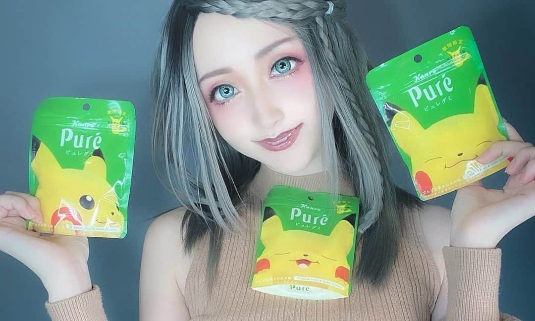 華密美琉さんのインスタグラム写真 - (華密美琉Instagram)「ピカチュウのピュレグミごっこ⚡️  ツイートはこちら💁‍♀️ https://twitter.com/chamomi017/status/1278954536330080257?s=21 カモミールのツイートは chamomi017 で検索してね！  #chamomile #cosplay  #pkmn  #ポケモン  #ピカチュウ #ピカチュウグミ  #ピュレグミ  #ピュレグミピカチュウ  #ピカチュウ大量発生チュウ  #ピカチュウピュレグミ  #ピカチュウ大好き  #ピカチュウのいる生活  #ポケモンコラボ  #ポケットモンスター  #自撮り #自撮り女子  #salfie  #自撮り部  #グミ #私服 #ファッション #fashion  #fashiongram  #fashionista  #fashionstyle  #fashionblogger  #pika  #pikachu  #pikachu⚡  #pikapika」8月9日 12時56分 - chamomile_chami