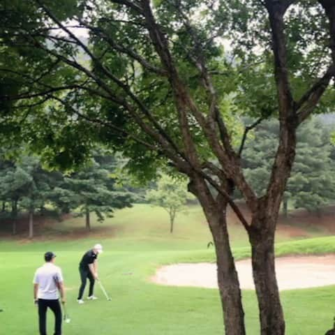 イェジュン のインスタグラム：「18년지기들과 난장파티였던 우중라운딩⛳️☔️☔️☔️ #싹다젖음 #우리우정뽀렙 #모임버디버디 #라운딩」