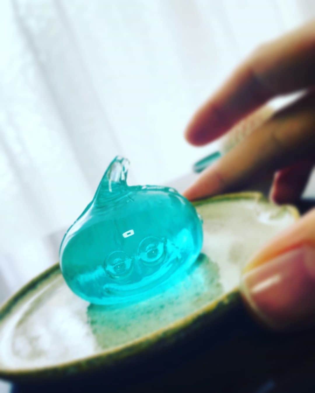 MIHOのインスタグラム：「【仕事と創作の一本線】  遊び心を忘れずに  ピーンポーン  和菓子が届いた  見れば大阪の宝泉という和菓子やさんからだ  開けたらそれはそれは美しい和菓子ですが、それに混ざって...  おやおや？  え？  えーーーーーっ？！？！  スライム！  ちゃんと顔まであるの☺︎  笑  この遊び心たるや！  仕事と創作の一本線  全てに全力投球、プロ意識を感じて、なんだか鼓舞されちゃった☺︎  お抹茶を久々にたてて、美味しくいただきました  最近は仕事をより丁寧に、仕上げることを考えながら楽しく過ごしておりマス  ありがとうございました  いつかワークショップいきたいです  みかんとか作れるみたい  え？そんな感じのみかん？→3枚目、笑  @takamotimoti  @tomo_no_moto32   #instasweets  #japan #japanesesweets  #宝泉 #大阪 #和菓子でなんでも創る人 #ワークショップもある #みかんもおしえてくれる #ドラゴンクエスト #スライム #すみっこぐらし #味はサイダーではなく普通の和菓子味☺︎」