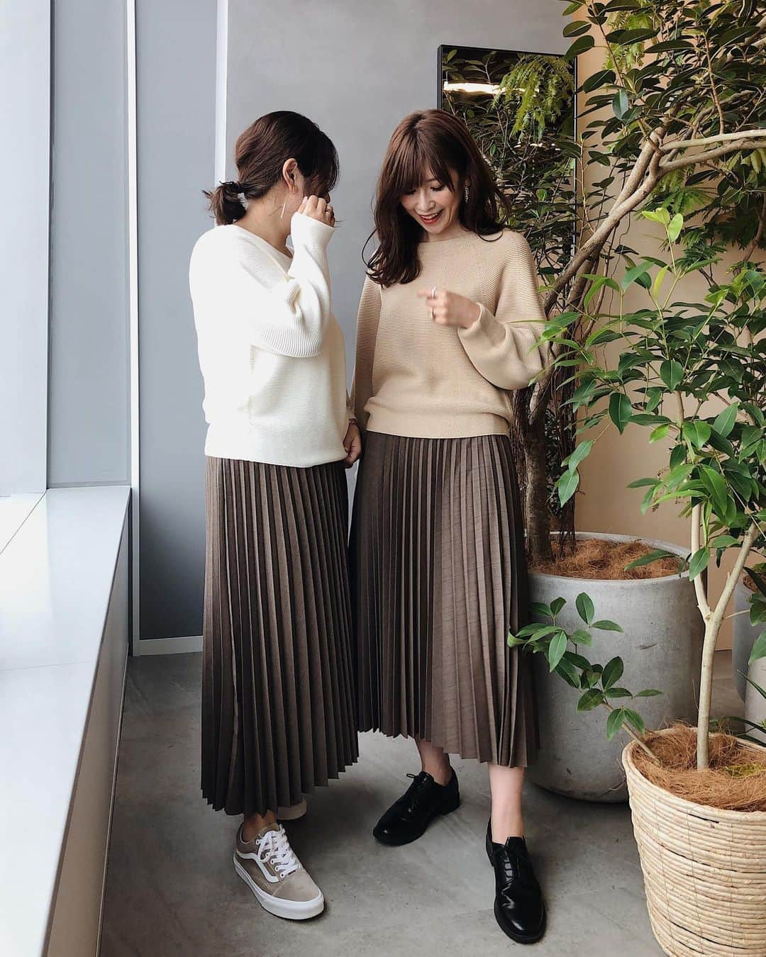 l.lily1013さんのインスタグラム写真 - (l.lily1013Instagram)「・ @inoyuu07 と双子コーデ😊 同じ @uniqlo のアコーディオンプリーツスカートの新作チェックで。 ・ ニットもドルマンスリーブで可愛い🥺✨ゆうゆと色違い着てるよ！去年も流行った3Dニットかな？聞くの忘れた🙄 今年はちょっと薄手だから更に着回しよさそう！ ・ 私はベージュとブラウンのワントーンコーデ🐻 ・ #リンクコーデ#お揃いコーデ #双子コーデ #ふたごコーデ  #カジュアルコーデ#きれいめコーデ#きれいめカジュアル#秋コーデ#ママコーデ #uniqloginza #ユニクロ#uniqlo #プチプラコーデ #プチプラファッション #ユニクロコーデ」8月9日 12時55分 - l.lily1013