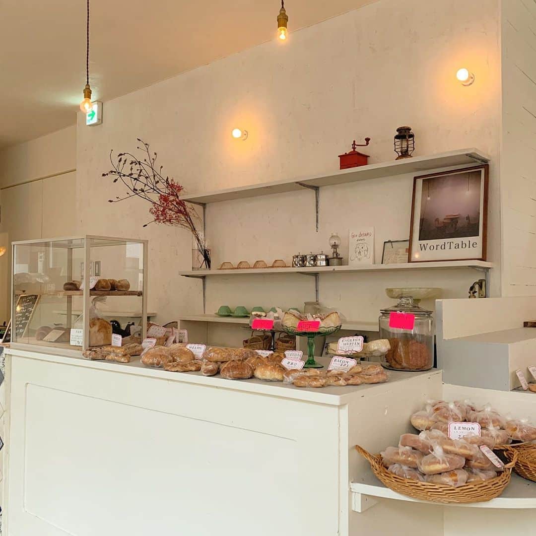 前田亜美のインスタグラム：「. . 前に行った事のあるCafe…🥨🌷 . めっちゃめちゃに可愛かったの𓂃𓈒𓏸. . . ドーナツとチョコチップメロンパン買ったんだけど… パンが美味しくて‪𓂃 𓈒𓏸◌‬. . Cafeも可愛くて食べ物も美味しくて最高すぎた‪ . また行きたい…….  . . #Cafe #カフェ巡り  #蔵前カフェ #蔵前Cafe」