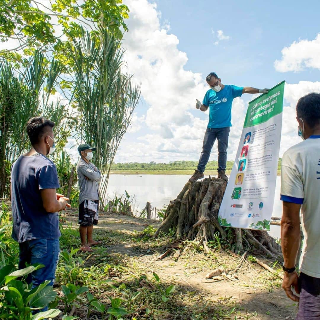 unicefさんのインスタグラム写真 - (unicefInstagram)「Our colleague Fredy discusses safe hygiene practices with indigenous community leaders in the Peruvian Amazon.  Governments and partners must consider indigenous languages, cultures, knowledge and practices to reach everyone during the #COVID19 response. #IndigenousPeoplesDay  © UNICEF/UNI348548/Linares」8月9日 13時10分 - unicef