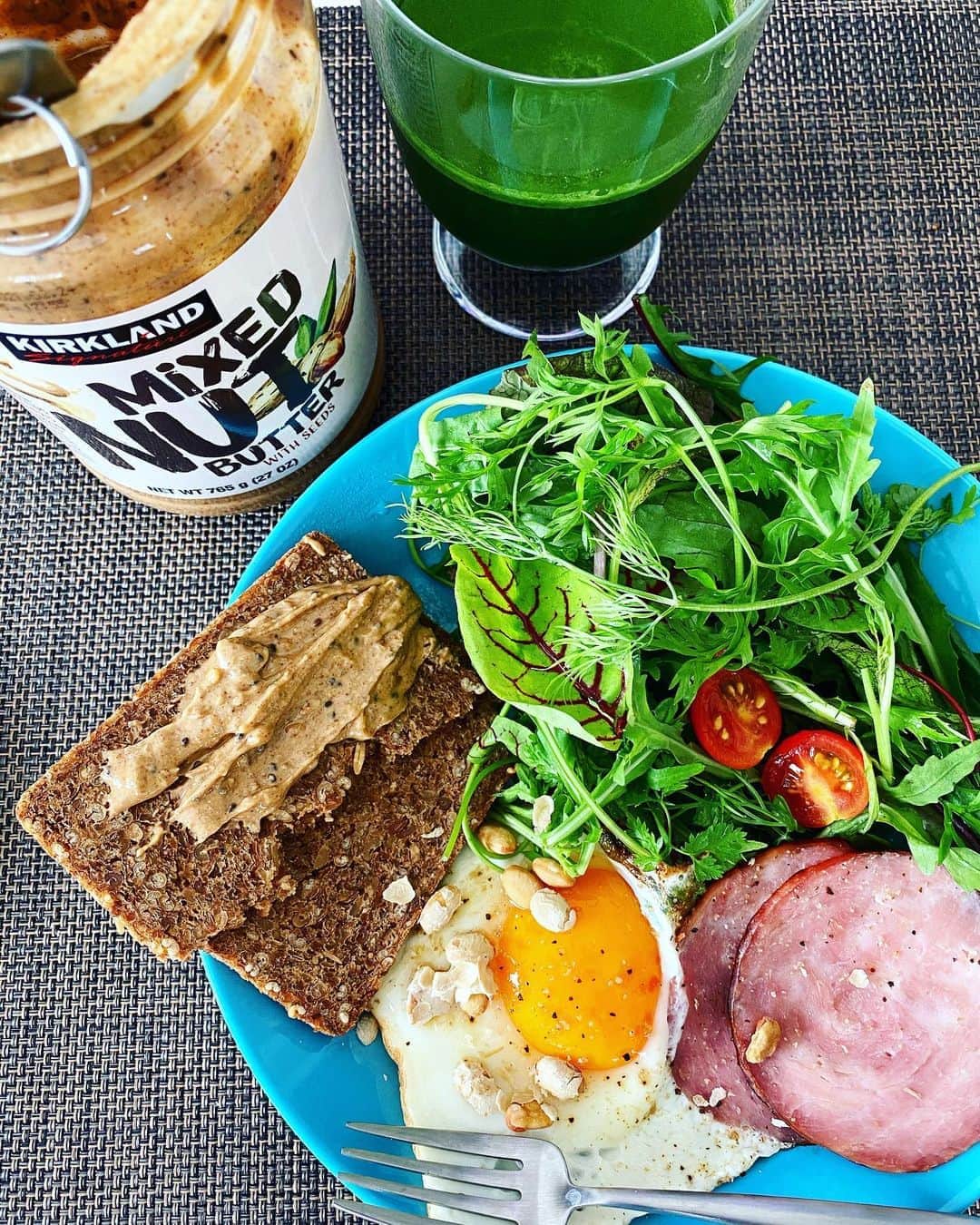 神室舞衣のインスタグラム：「#おうちランチ ・ハーブサラダ ・目玉焼き ・無添加ベーコン ・メステマッハーのパン ・ミックスナッツシードバター ・乾燥納豆 ・青汁  コストコのミックスナッツ&シードバター♡このバターが素晴らしく美味しすぎて米派からパンに浮気しちゃってます🤣 砂糖不使用だから甘くないし色々なナッツが入っててタイプすぎる☺︎ ベーコンは無添加で味も美味しい♡  パンはメステマッハーのオーガニックハーファーブロートで罪悪感なし٩(^‿^)۶ ライ麦、オート麦、ひまわりの種のパンで少しトーストして食べるのが好き☺︎  トマトは自分で栽培したアイコをもぎたてで頂いたのでとってもありがたみを感じてしまう🥺  納豆大好きで毎日食べてるけど、乾燥納豆の方がトッピングにも出来るよね、と購入してみたら大正解！！ 邪魔しないし、わんちゃんにもポリっとおやつに出来るからリピ確定で。  そして今日の青汁はYakultの☺︎ 飲みやすくて夜も抹茶味のプロテインに混ぜて飲んでる☺︎  目玉焼きはまだ食べたりなくてこの後一個追加して食べるくらい好きな食べ物☺︎ その時の気分で焼き方変えたりしています。 みんなは何食べたのかな そうだ、そろそろ冷やし中華食べたくなりませんか 素麺もいいな🤔 #おうちごはん  #ワンプレートごはん #ダイエット #美容 #美肌ケア」