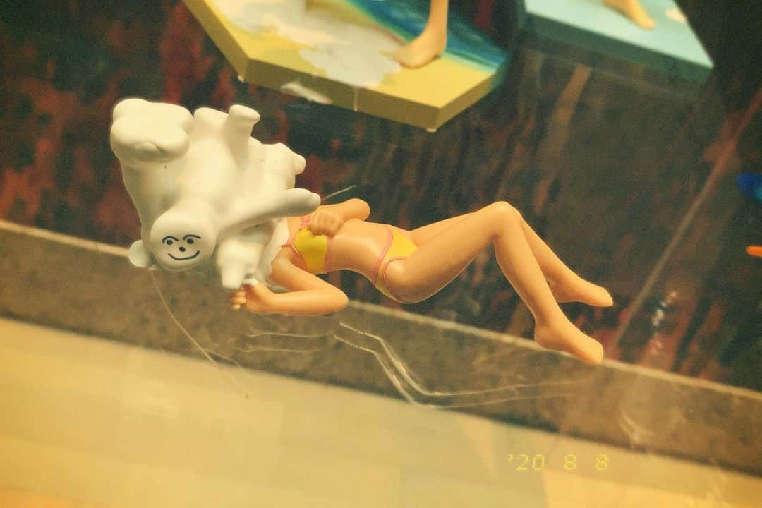 秋山ゆずきのインスタグラム：「. . なんかね、ペンとかコップとか 色んな物が白い布に包まれてて これは今を現してるのかなって リモコンにサランラップまく系の事かと思ったんだけど 作者の言葉読んだら 壊れたものを光る糸で縫い合わせて 必要とされるものにしたみたいな事が書いてあって その心が素敵すぎて 幸せな気持ちになったよ。 あ、サランラップ案件じゃないのかって。 絵とか作品見てる時にさ カップルとかお友達同士で作品について話してるのつい聞いちゃう。  あとエレナノックスさんの 食べられる女の人の作品で 全裸にお寿司とかお刺身のってる作品の動画があったんだけど それ見てるの私と 10歳くらいの女の子2人だけで この子、この作品 どんな風に感じてるのか 聞きたかったけど勇気なくて聞けなかった。 彼女と2人であの映像を観てるのとってもシュールだった。  めでたしめでたし。  最近見つけた可愛い絵文字  🧃  りんごジュース 🧃かわいいね  🧃」