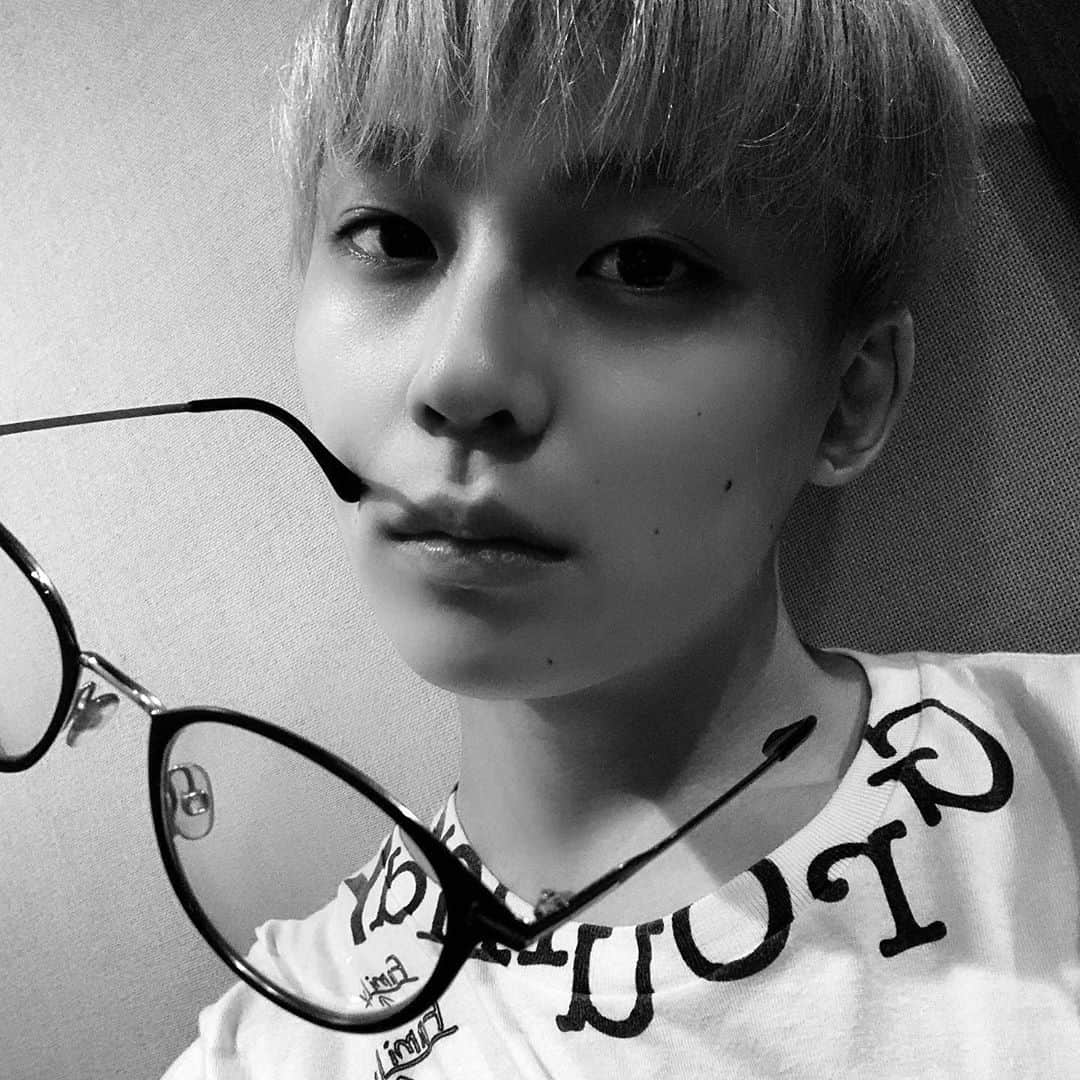 沢村玲/REIのインスタグラム：「やっほー！今日も良い天気！  いつもは眼鏡が多い自分。  #眼鏡男子 #モノクロ写真 #モノクロコーデ #いいてんき😋☀️」