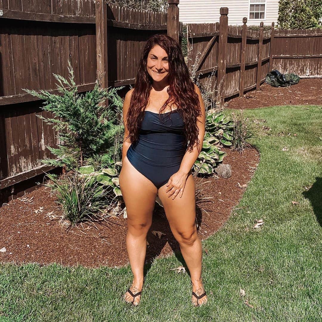ディーナ・ニコール・コルテーゼのインスタグラム：「⌛️ rockin my quarantine mom bod 💁🏻‍♀️」