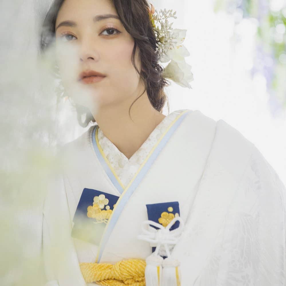 CLAIREのインスタグラム：「白無垢に、色味のある小物を合わせると一気に個性がでます✨ ・ 紺色の筥迫、懐剣に山吹色の帯揚げ、重ね衿はトーンアップの水色&黄色で、爽やかに👘 ・ @clairebridalstudio」