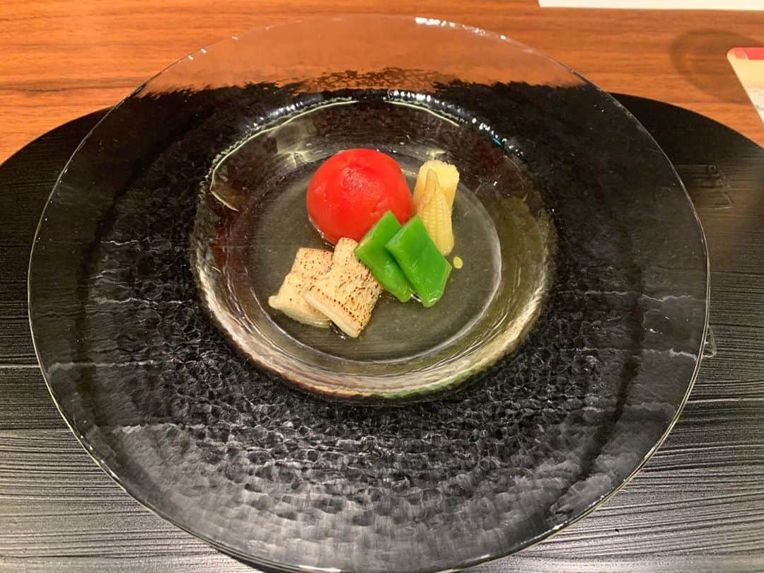 デヴィ・スカルノさんのインスタグラム写真 - (デヴィ・スカルノInstagram)「“土用の丑の日”にウナギを食べるのが日本の習慣。嬉しい事にお友達がとても美味しい大きなウナギと、私好みのタレと共に送って下さいました。  私でも焼けるように丁寧に焼き方が書いてあり、実践してみると、見事な出来上がりで　今まで食べた　どの蒲焼き屋さんよりも美味しく出来上がった！！と はしゃぐほどでした。  その味が忘れられず昨夜は　アントニオ古賀さんのオススメで、名古屋の有名なウナギ料理店の 「まるや本店」（ミッドタウン・ガーデンテラス3F）に行きました。  他の蒲焼きやさんとは異なり、8行程の懐石料理風になっていて、「まるや」オリジナルの工夫された伝統と高い技能は 私達の食感を正に堪能させてくれるものでした。」8月9日 13時24分 - dewisukarnoofficial