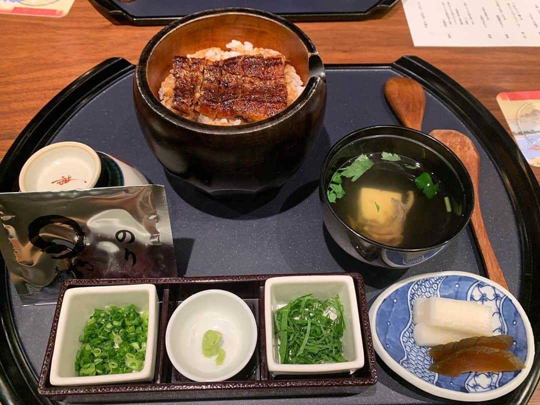 デヴィ・スカルノさんのインスタグラム写真 - (デヴィ・スカルノInstagram)「“土用の丑の日”にウナギを食べるのが日本の習慣。嬉しい事にお友達がとても美味しい大きなウナギと、私好みのタレと共に送って下さいました。  私でも焼けるように丁寧に焼き方が書いてあり、実践してみると、見事な出来上がりで　今まで食べた　どの蒲焼き屋さんよりも美味しく出来上がった！！と はしゃぐほどでした。  その味が忘れられず昨夜は　アントニオ古賀さんのオススメで、名古屋の有名なウナギ料理店の 「まるや本店」（ミッドタウン・ガーデンテラス3F）に行きました。  他の蒲焼きやさんとは異なり、8行程の懐石料理風になっていて、「まるや」オリジナルの工夫された伝統と高い技能は 私達の食感を正に堪能させてくれるものでした。」8月9日 13時24分 - dewisukarnoofficial