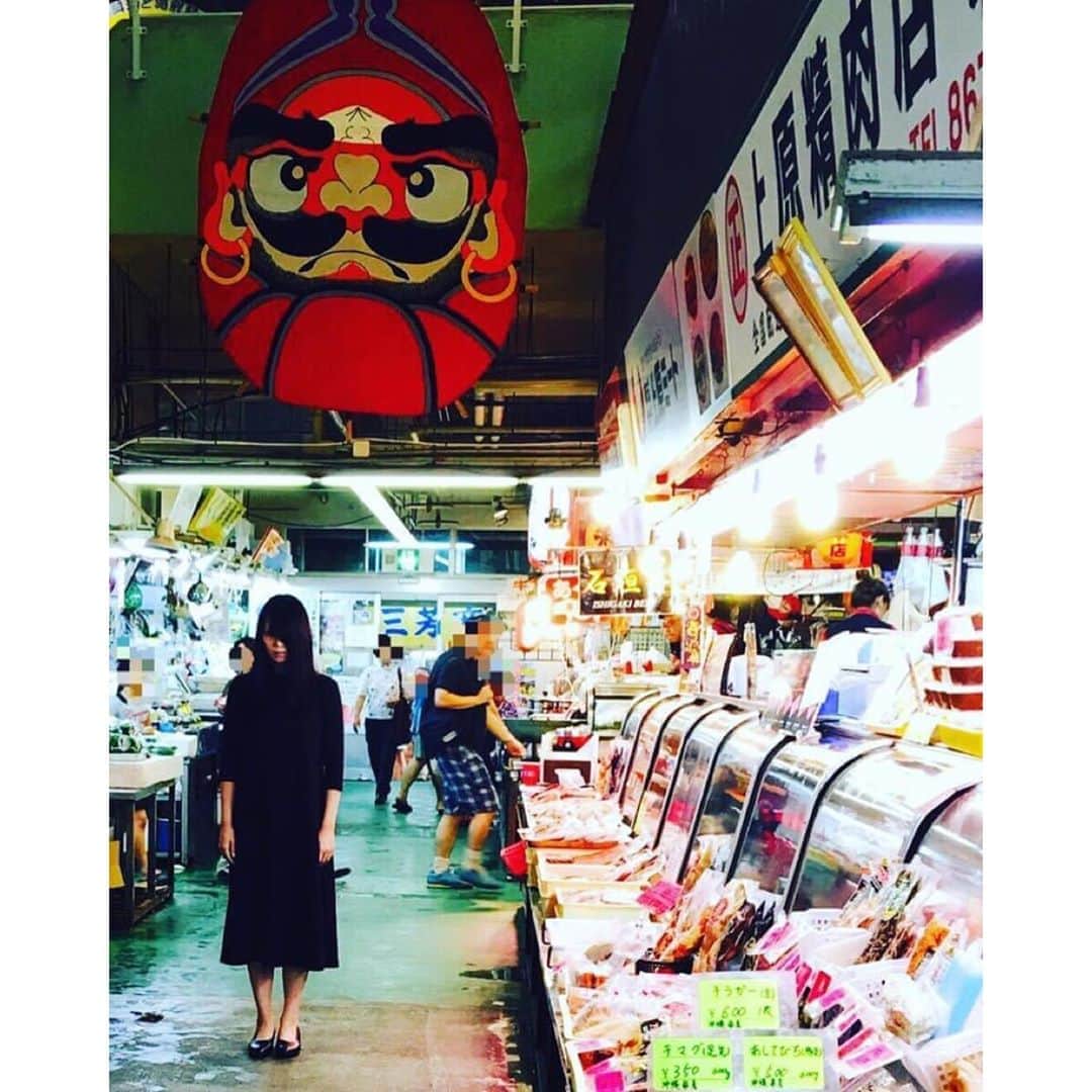 崎山一葉さんのインスタグラム写真 - (崎山一葉Instagram)「>>>🚪...... ・ 2016年のレイコから \拡散希望/ トラウマナイトが誕生して5年… 初のアーカイブ配信を行います…‼︎  🎐琉球トラウマナイト🎐 アーカイブ特別企画🔥　  8/8(土)より"OTV Youtube"チャンネルで限定配信開始！  第1弾は2016年2018年のリアルストーリーを配信します！  公設市場で撮影させていただいたことも、貴重な映像となりました🥺 ありがとうございました。」8月9日 13時30分 - kazuha_sakiyama
