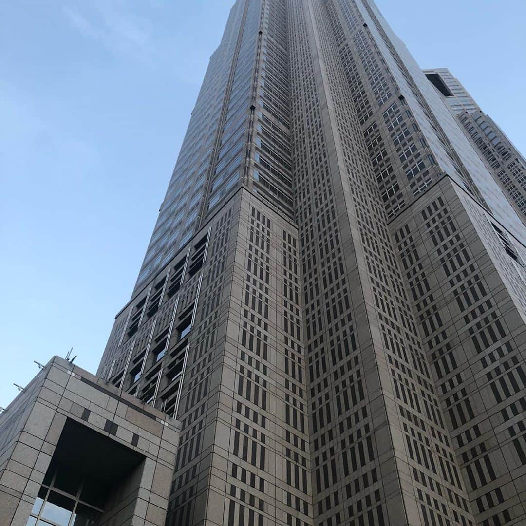 ヨネスケさんのインスタグラム写真 - (ヨネスケInstagram)「ウォーキングで、都庁まで行きました。今度は、無料展望台まで登って見よう。 #東京都庁#新宿西口#高層ビル」8月9日 13時30分 - yonesuke5656